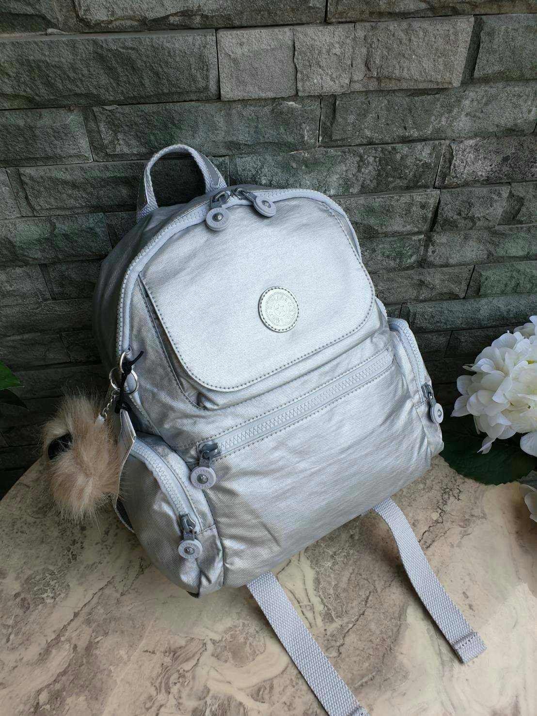 Kipling Matta Small Metallic Backpack รุ่น KI1490 คอลเลคชั่นใหม่ชนช้อป!!กระเป๋าเป้ขนาดกำลังดี วัสดุไนล่อนเคลือบกันน้ำ มีน้ำหนักเบา มีช่องเก็บของหลายช่อง แบ่งเป็นช่องด้านหน้า 2 ช่องและด้านข้างอีก 2 ช่อง ช่องใหญ่ปิดเปิดด้วยซิปคู่ภายในมีช่องซิป ช่องใส่ของจุก