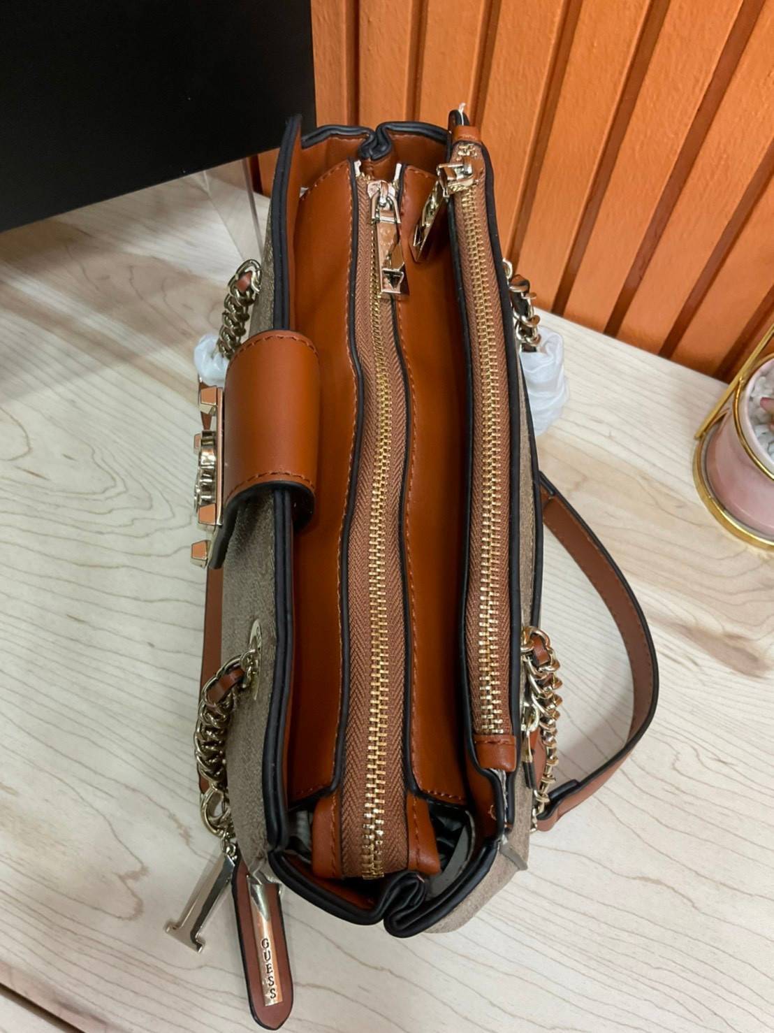 กระเป๋าสะพายไหล่ Guess Logo City Small Society Satchel กระเป๋าสะพายไหล่ ขนาดกำลังดี วัสดุ pu สวยอยู่ทรง มาพร้อมพวงกุญแจน่ารักๆ ถอดออกได้ ด้านหน้าประดับโลโก้แบรนด์ เปิดปิดด้วยซิป มี 2 ช่องหลักใช้งาน ภายในช่องซิปหน้าแยกเป็นสัดส่วนการใช้งาน ซิปช่อง 2 โล่งกว้