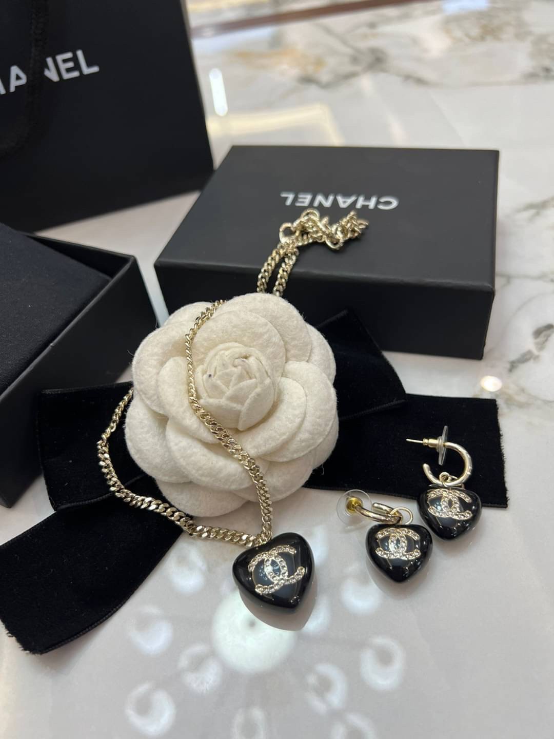 ซื้อ1ได้ถึง2ชิ้น ในเซ็ตเดียว CHANEL JEWELRY SET / Chanel earrings / Chanel necklace โทนดำ ชุดเครื่องประดับครบชุด สุดอลังการ