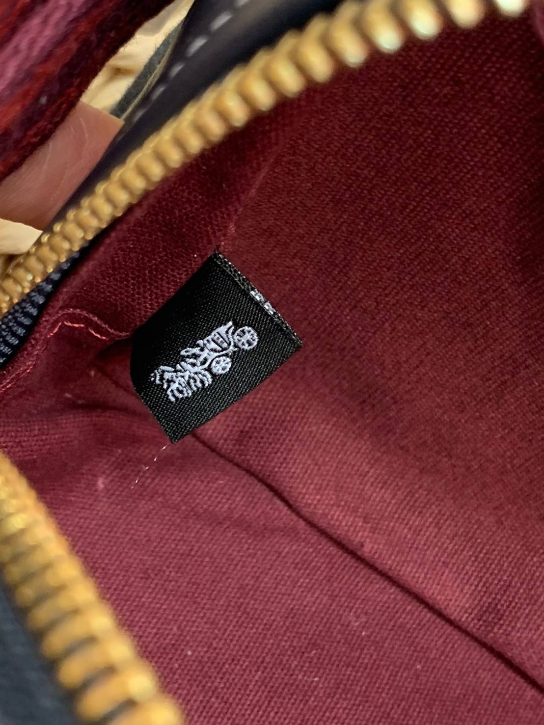 COACH BELT BAG IN SIGNATURE CHAMBRAY (3685) ❤️ใช้ได้ทั้งชาย//หญิงค่ะ กระเป๋าคาดอก วัสดุผ้าแคนวาส+หนังแท้ค่ะ ด้านหน้ามีช่องซิปขนาดกลาง ใส่มือถือได้ค่ะ ช่องซิปหลักเปิดปิดแบบซิปคู่ ภายในกว้าง ใส่ของจำเป็นได้ครบเลยนะคะ มีช่องซิปสำหรับใส่ของจุกจิกให้อีก