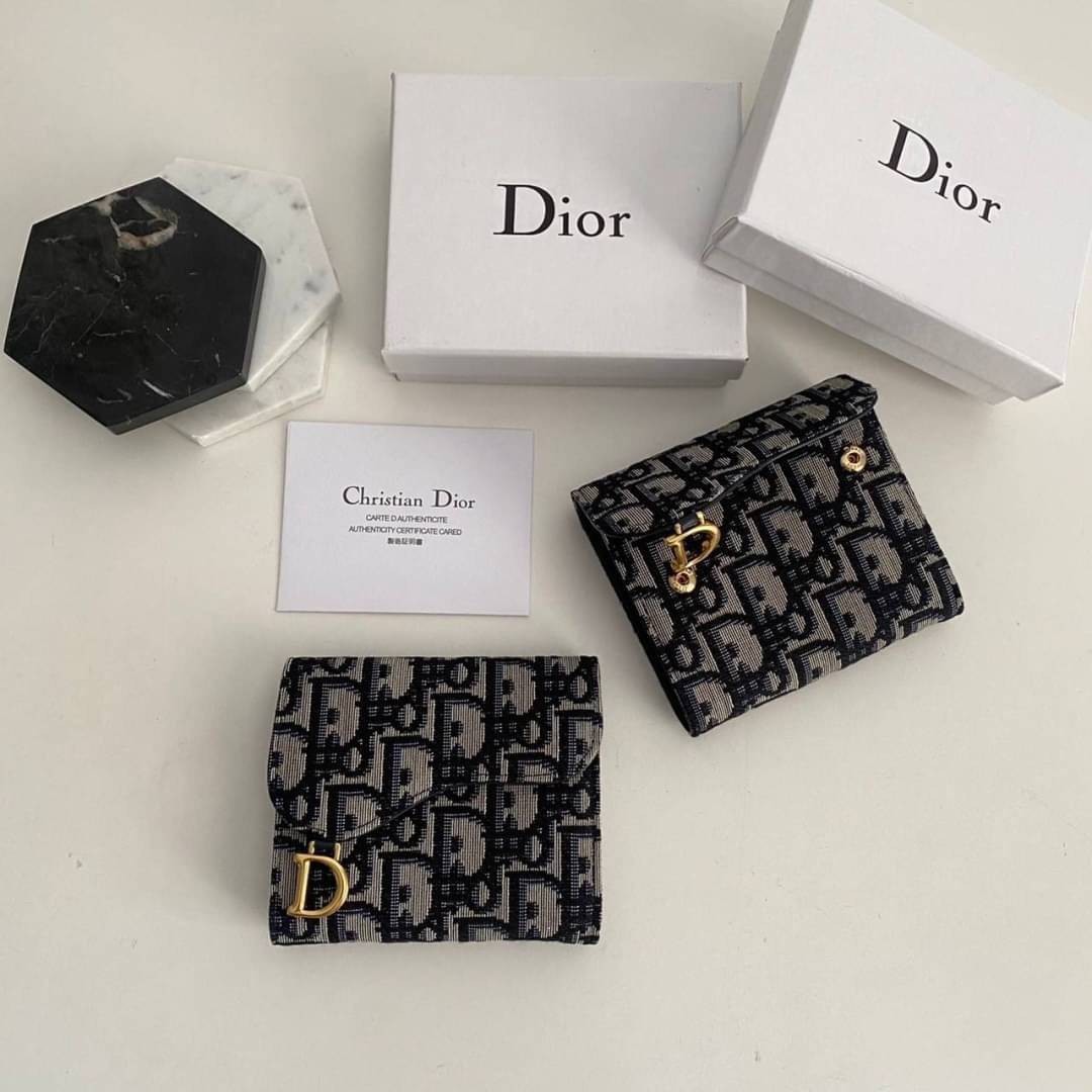 VIP 🥂DIOR Wallet Saddle Lotus / Dior tri-fold wallet กระเป๋าสตางค์ 3 พับ วัสดุหนังแท้ และผ้า Jacquard อย่างดี ทอสวยงาม ผสมผสานความสง่างามและคลาสสิกที่เข้ากับยุคสมัย ภาพสินค้าถ่ายจากงานขายจริง ใช้งานต่างประเทศได้