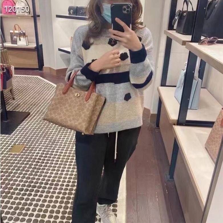 COACH C8562 WILLOW TOTE 24 IN SIGNATURE CANVAS น้องสาวลุคลูกคุณมาแล้วจ้า กระเป๋าถือ/สะพาย ดีไซน์สุดคลาสสิค ไอเท็มขายดีที่สุด ลงตัว เรียบหรู ใบจริงคือผู้ดี๊ผู้ดี ใช่ได้ทุกๆโอกาส วัสดุหนังแคนวาส ทนทาน เปิดปิดด้วยตัวบิดล็อค และอีกฝั่งเป็นกระดุมแม่เหล็ก ภายใน