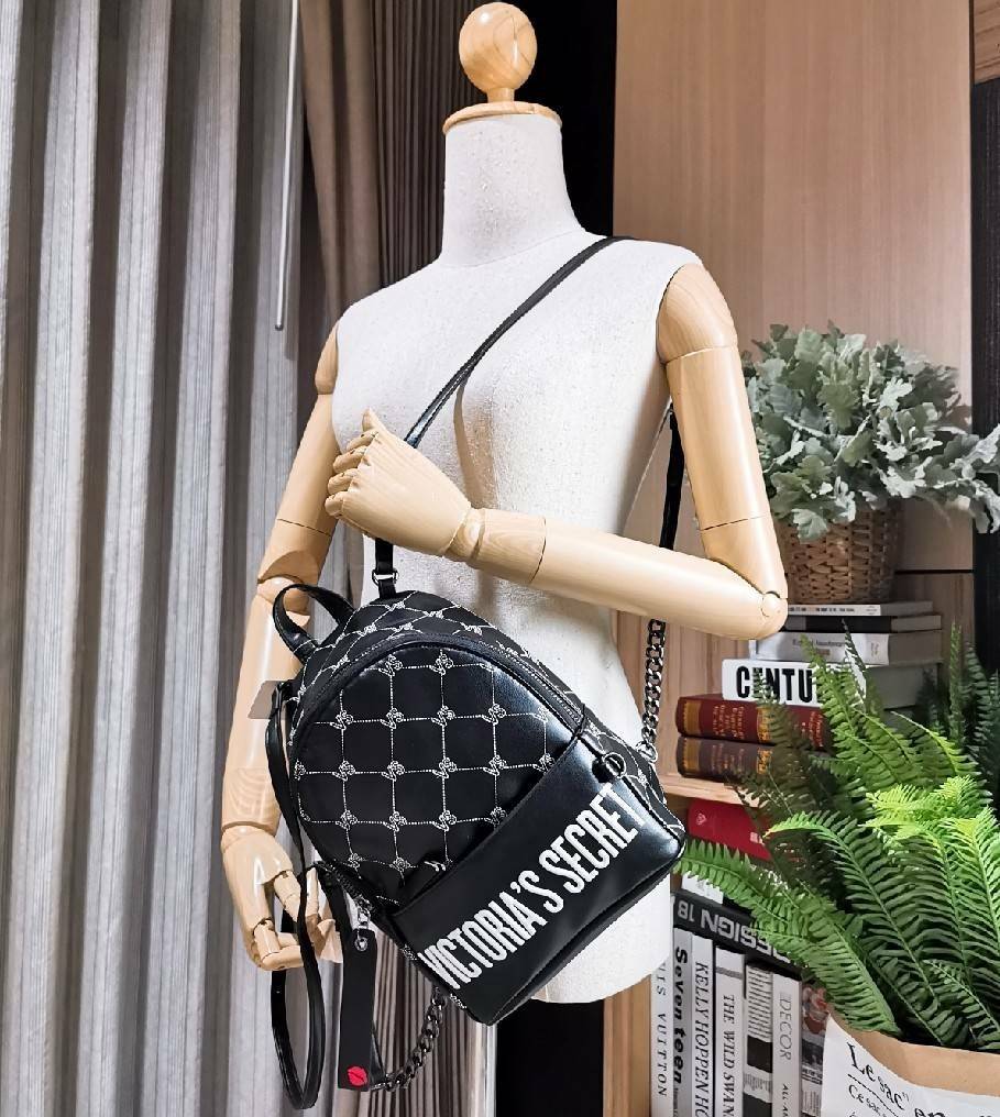 VICTORIA's SECRET MONOGRAM MINI CITY BACKPACK กระเป๋าเป้รุ่นใหม่ล่าสุดวัสดุหนังเรียบลาย Monogram ดีไซน์สวยดู Cool ขนาดมินิ น้ำหนักเบา เปิดปิดด้วยซิปสะดวกใช้ ด้านหน้ามีช่องซิป หูจับถนัดมือ สายสะพายปรับระดับได้ สวยน่าใช้มากๆค่ะ ไอเท็มใหมาชนช็อป! ราคาสุ