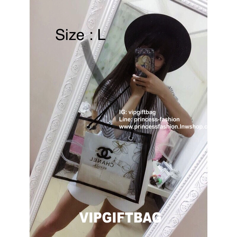 พรีเมี่ยมกิ๊ฟแท้ 100% 🔥 กระเป๋า Chanel waterproof bag ปั๊มโลโก้ กระเป๋ากันน้ำมาแล้วจ้า ร้อนๆแบบนี้พกติดไปสระน้ำด้วยนะคะ จุขอได้เยอะ สวยๆรับซัมเม่อร์นี้ไปเลยจ้าา