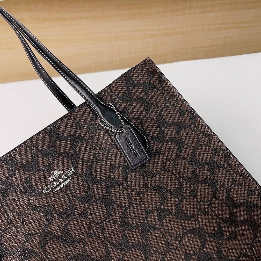 COACH NINA TOTE IN SIGNATURE CANVAS CL399 พร้อมส่ง 2 สี กระเป๋าโท้ทสะพายไหล่ ใบใหญ่ คอลเลคชั่นใหม่ ตอบโจทย์คนที่ชอบใส่ของเยอะๆได้อย่างดี ดีไซน์รูปทรงคลาสสิค เรียบหรู