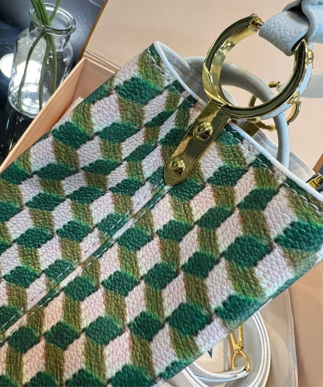 LV capucines top handle สีเขียวเหนี่ยวทรัพย์ที่สุดของความสวยในราคาเบาๆ กระเป๋าถือสุดหรู ดีไซน์ทรงคลาสสิค พร้อมลวดลายหรูหรา มาพร้อมหูจับในตัว ด้วยรูปทรงวินเทจ สัมผัสดี ขับผิว ทำให้ไอเท็มนี้สะกดทุกสายตาจริงๆ พร้อมส่งครบ box set ในราคาที่คุ้มที่สุด จัดเถอะค่
