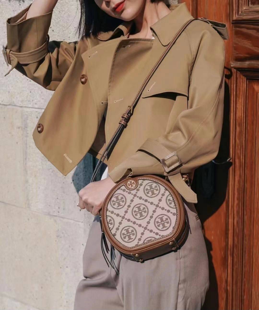 TORY BURCH T MONOGRAM JACQUARD CIRCLE BAG ((Large size)) พร้อมส่งที่ไทย สวยก่อนใครที่นี่! กระเป๋าจาก Tory burch รุ่นนี้มาในสไตล์ทรงวงกลม สุดคลาสสิค ดูคล่องตัวมากขึ้น วัสดุJacquardทอลายแบรนด์+ขอบหนังแท้ ได้ลงตัวสวยงามอยู่เหมือนเดิมค่ะ