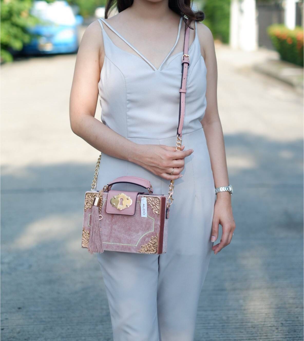 ALDO HARORTLAND BAG กระเป๋าทรง Box วัสดุผ้ากำมะหยี่แจ่งลาบฉลุสีทองสวยมากกกกกสุดๆ เปิดปิดด้วยกระดุมแม่เหล็ก เป็นลักษณะกล่อง เก๋ๆค่ะ ด้านในเป็นช่องโล่ง ใส่มือถือ กปต. เครื่องสำอางค์ จุได้เยอะค่ะ มาพร้อมสายยาว ปรับได้ 5 ระดับ และ พวงกุญแจพู่ ถอดได้ค่ะ แนะนำค