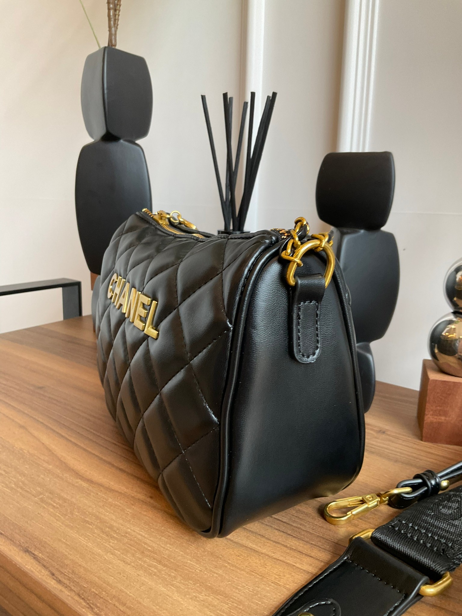 Chanel Crossbody bag black / CHANEL VIP GIFT CROSSBODY BAG กระเป๋าทรงสะพายข้าง ที่กำลังมาแรงมาในตอนนี้ ตัวกระเป๋าเป็นหนังพียูพรีเมี่ยม อะไหล่ทองวินเทจทั้งใบ ด้านหน้าประดับโลโก้แบรนด์ เปิดปิดด้วยซิปยาว ด้านในใส่กระเป๋าสตางค์ได้ถึงใบกลาง สามารถเป็นได้ทั้งกร