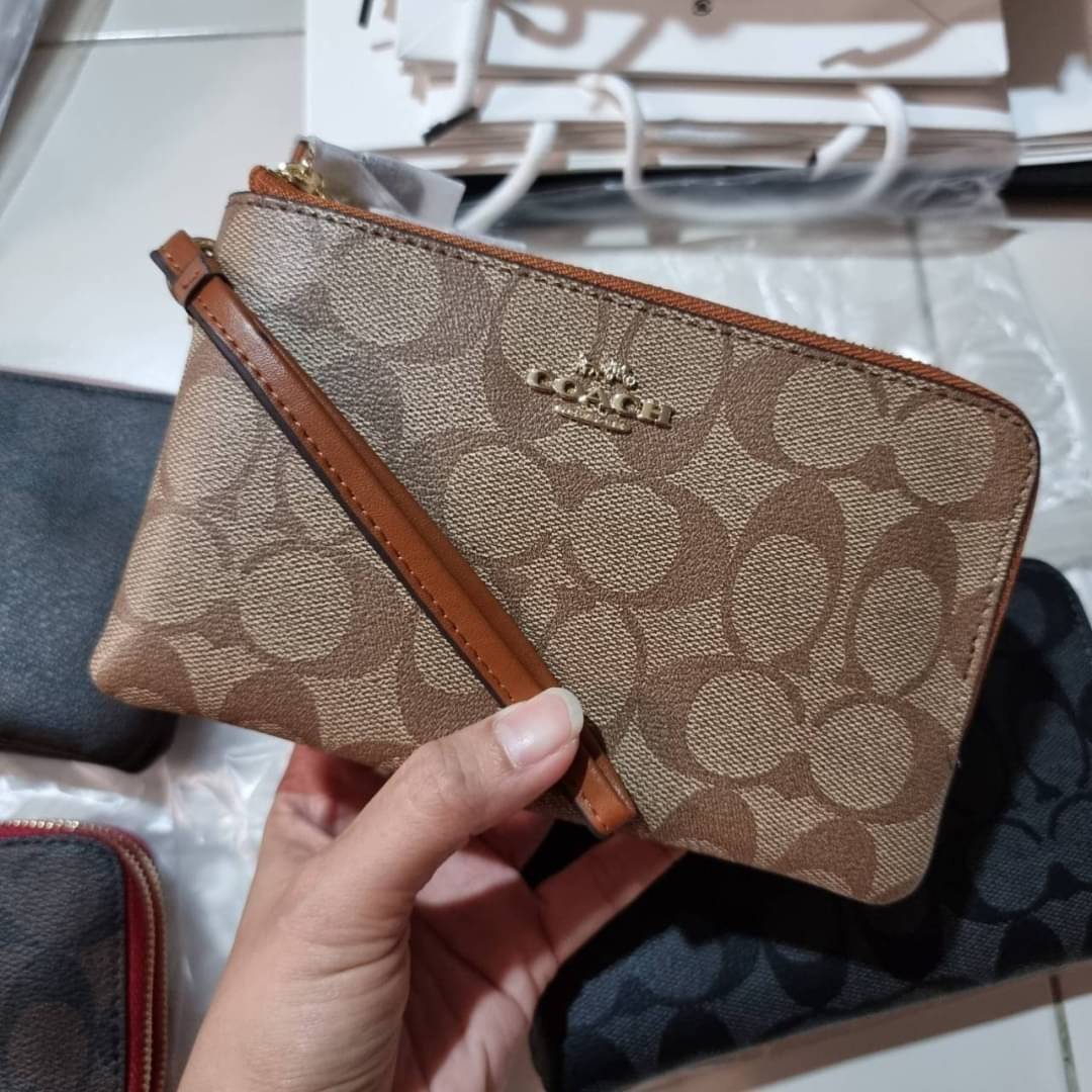 COACH F87591 DOUBLE CORNER ZIP WALLET IN SIGNATURE COATED CANVAS คล้องมือรุ่น 2 ซิป!! มาแล้วจ้า 🌟🤗 ไซส์นี้คือเหมาะมือจริงๆ พกง่ายเช่นเคย ไม่ต้องกังวลว่าจะเกะกะหรือกินพื้นที่กระเป๋าหลัก วัสดุหนังแคนวาสเคลือบลาย มีช่องหลักแยก 2 ช่อง ภายในบุผ