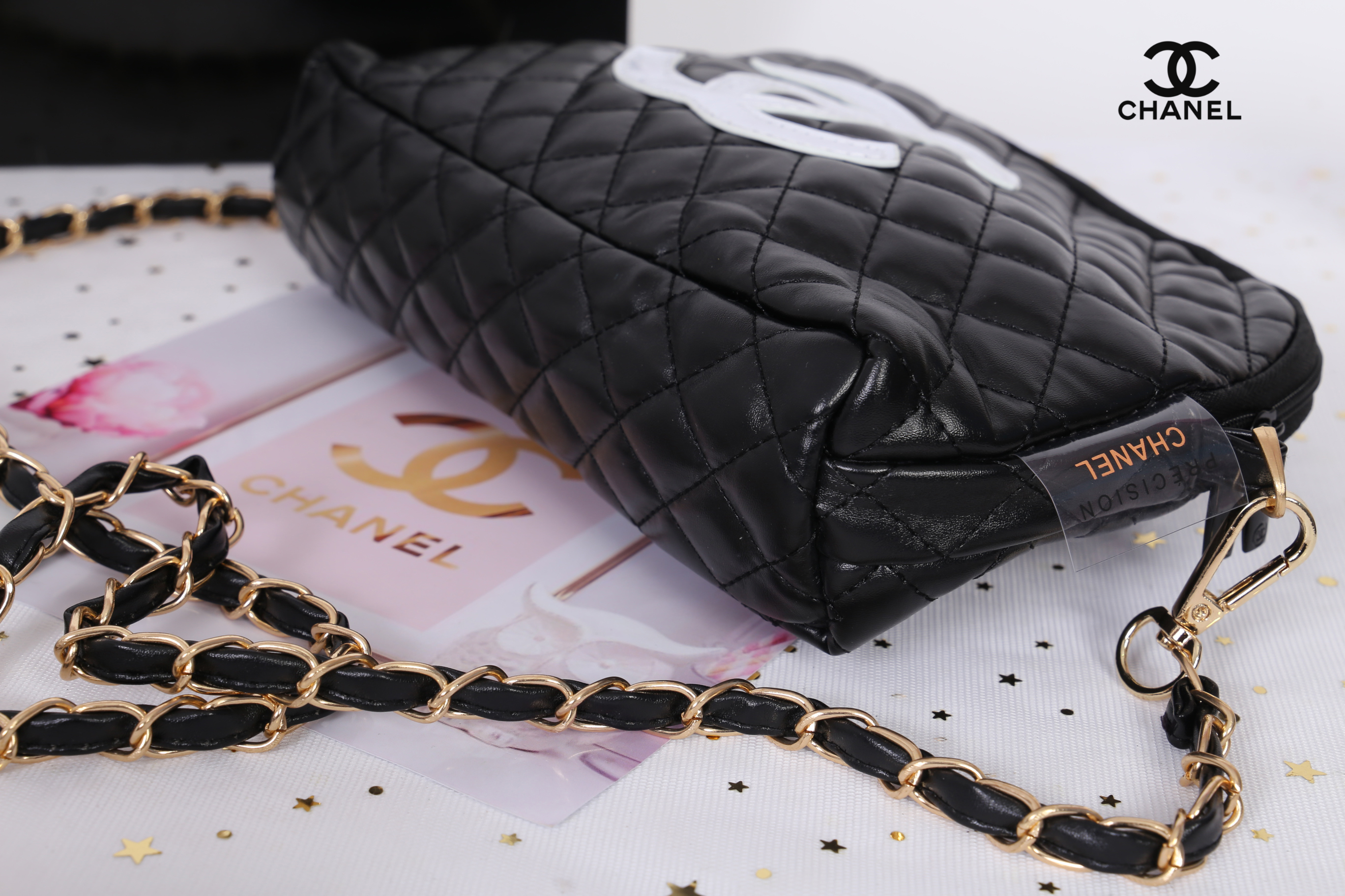 Chanel Quilted Leather Crossbody Bag with gift box สินค้าเป็นของแท้ ใหม่จากเค้าเตอร์เครื่องสำอาง/น้ำหอมแบรนด์ กระเป๋าแบรนด์ Chanel VIP Gift Bag ทำจากหนัง หัวซิปปั้มโลโก้แบรนด์ มาพร้อมสายยาว สายโซ่อะไหล่ทองยาว Crossbody สายถอดเก็บได้ ด้านในบุผ้า ปั้มแบรนด์