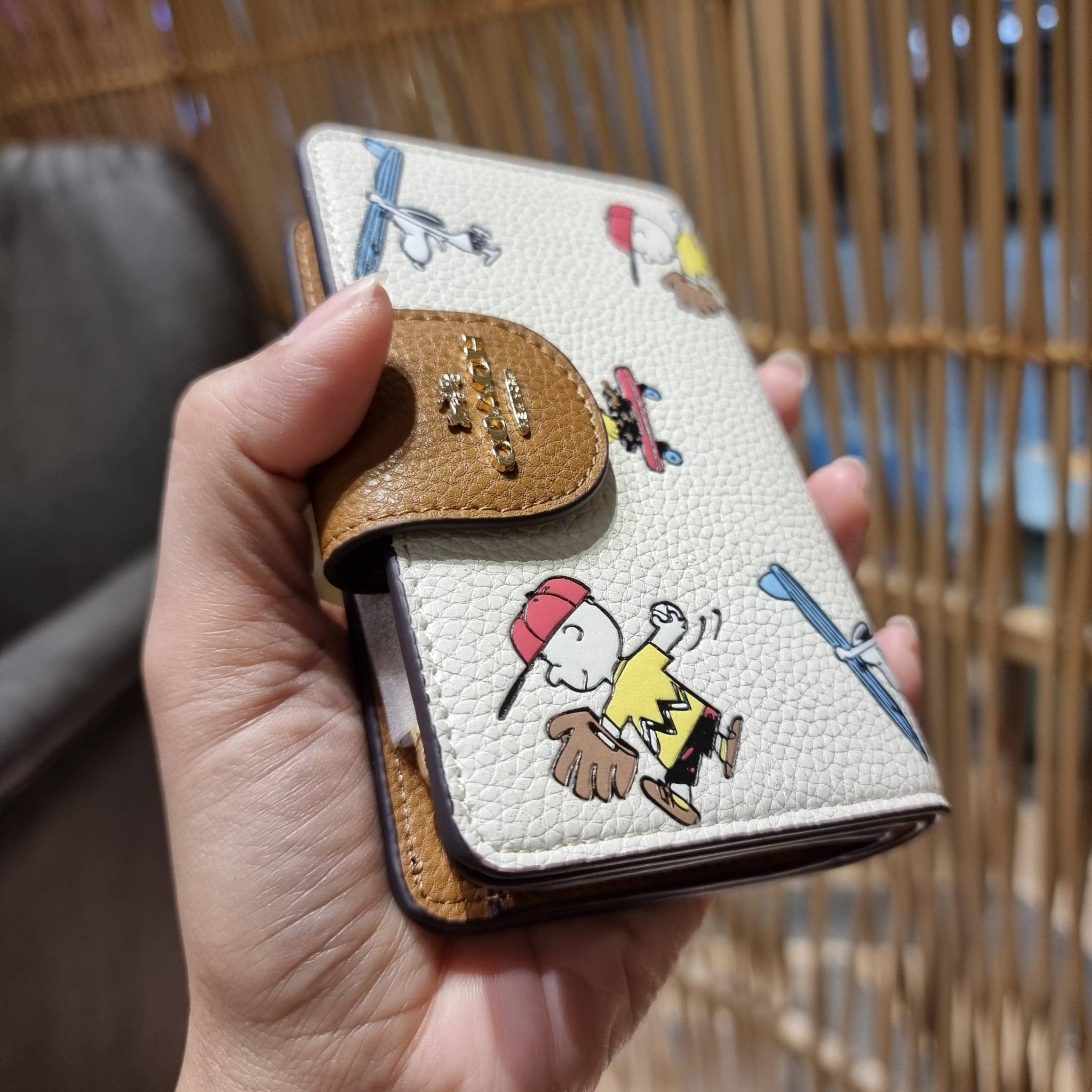 COACH C4899 MEDIUM CORNER ZIP WALLET WITH SNOPPY PRINT น้องใหม่คอลเลคชั่นสุดชิค ดีไซน์ลายพริ้นท์ผองเพื่อนสนูปพี น่ารักน่าใช้ เพิ่มลูกเล่นให้กระเป๋าสตางค์ของคุณไปอีก กับกระเป๋าสตางค์ใบกลาง ขนาดกำลังเหมาะมือ วัสดุหนัง pepble ทนทาน มีช่องใส่บัตรและธนบัตรครบ 