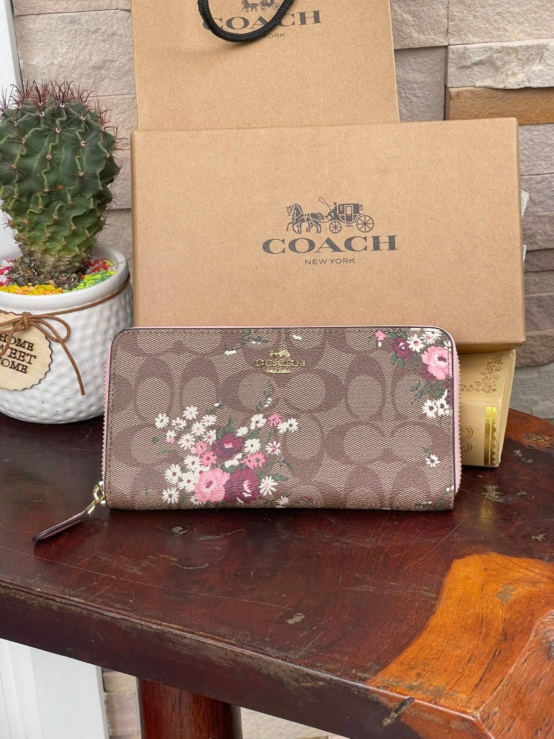 COACH ACCORDION ZIP WALLET IN SIGNATURE CANVAS กระเป๋าสตางค์ใบยาวนี้ที่เหมาะกับการใช้งานทุกรูปแบบ นอกจากเพิ่มความมั่นใจแล้ว ยังทำให้ชีวิตของเราง่ายขึ้นอีกด้วย โดยการเปิดปิดแบบซิปรอบ สามารถใส่ธนบัตร เหรียญ บัตรต่างๆได้หลายใบเลยทีเดียว ขนาดของกระเป๋าสามารถถ
