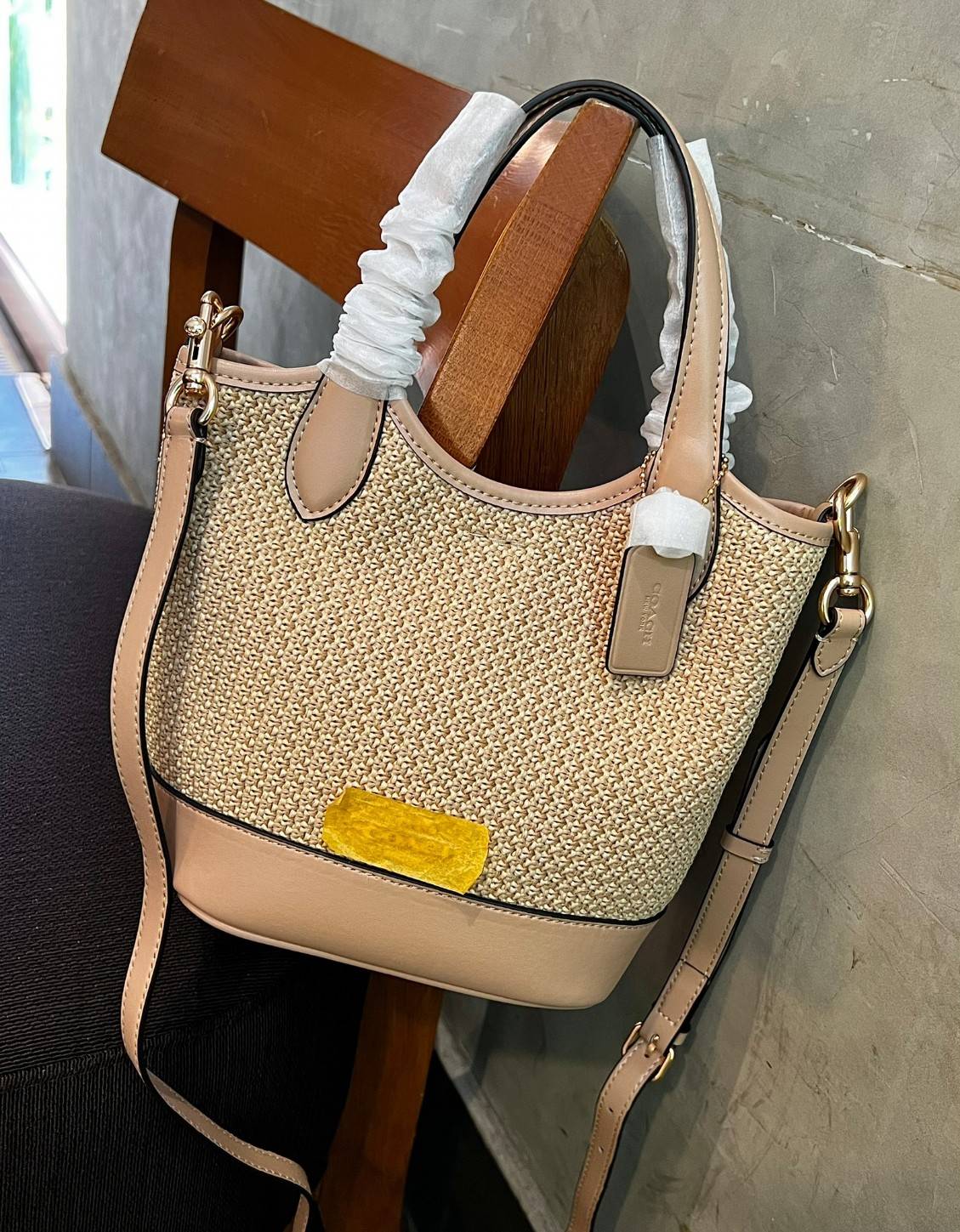 Coach Hanna Bucket Bag In Straw And Smooth Leather 7" กระเป๋าทรงถังงานทอน้ำหนักเบา จุของได้เยอะ เกรดท็อปออริ เกรดดีสุด สลับแท้ 1:1 ใช้ต่างประเทศได้