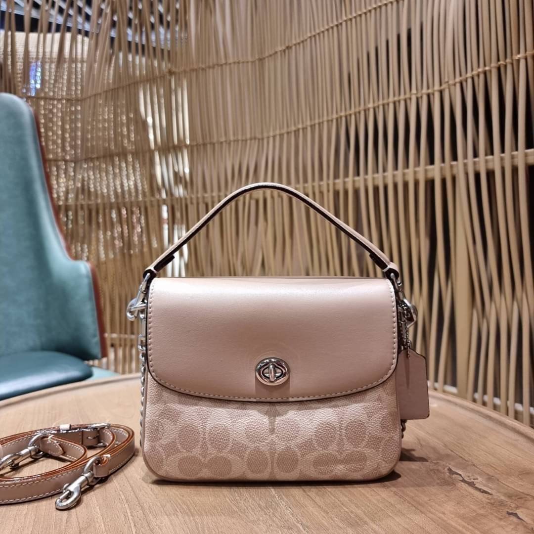 COACH 89089 CASSIE CROSSBODY 19 IN SIGNATURE CANVAS คัมแบ็คแล้วจ้า!! เรียบหรู ดูดี ต้องไอเท็มนี้เลย!! กระเป๋าสะพายข้าง สุดพิเศษ!! มีสายมาให้ถึง 3 แบบ!! สลับใช้แมทช์ตามสไตล์ได้เลย วัสดุหนังแคนวาสสลับหนังแท้ บอกเลยว่าสวยทุกสีนะคอลนี้ เปิด-ปิดด้วยตัวบิดล็อค 