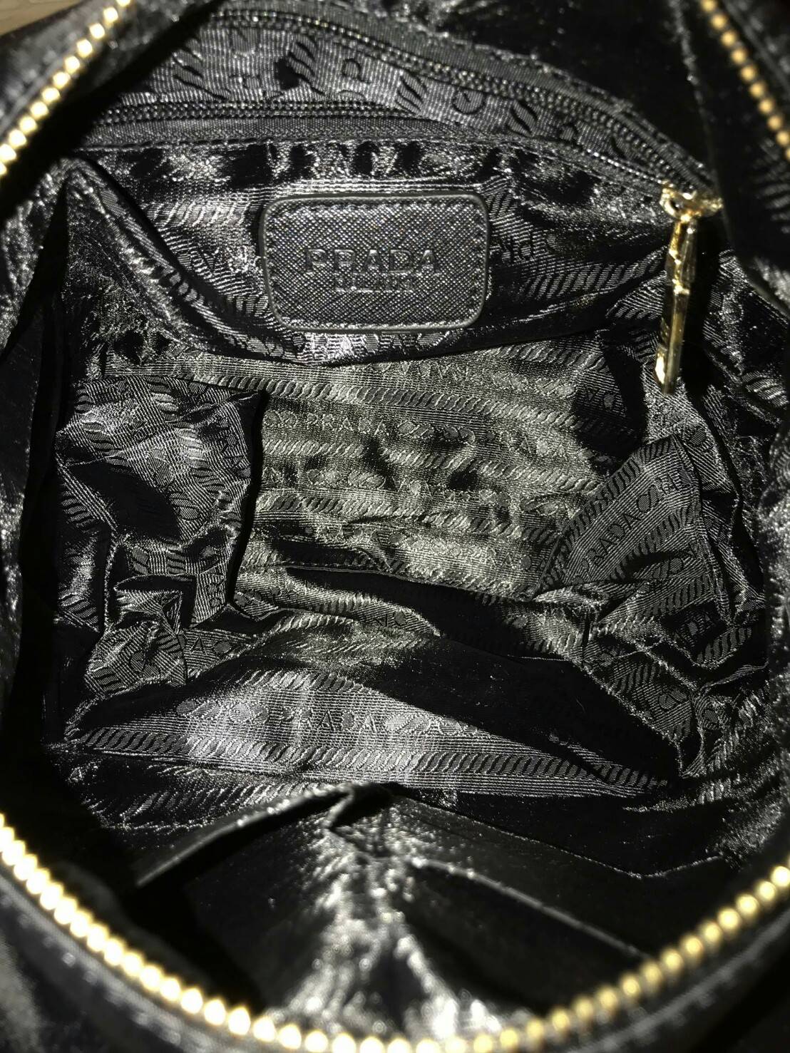 มาแล้วค้า! PRADA NYLON CROSSBODY BAG กระเป๋าสะพายพรีเมี่ยมกิ้ฟจากเคาน์เตอร์ต่างประเทศ Limited edition วัสดุ Nylon เนื้อหนาคุณภาพดีตามแบบฉบับแบรนด์ ขนาดใหญ่ จุได้เยอะ น้ำหนักเบา ด้านหน้าเป็นลายหมีปั๊กกลิ้ตเตอร์โลโก้แบรนด์อะไหล่ทองหรู ภายในซับ Polyester 100