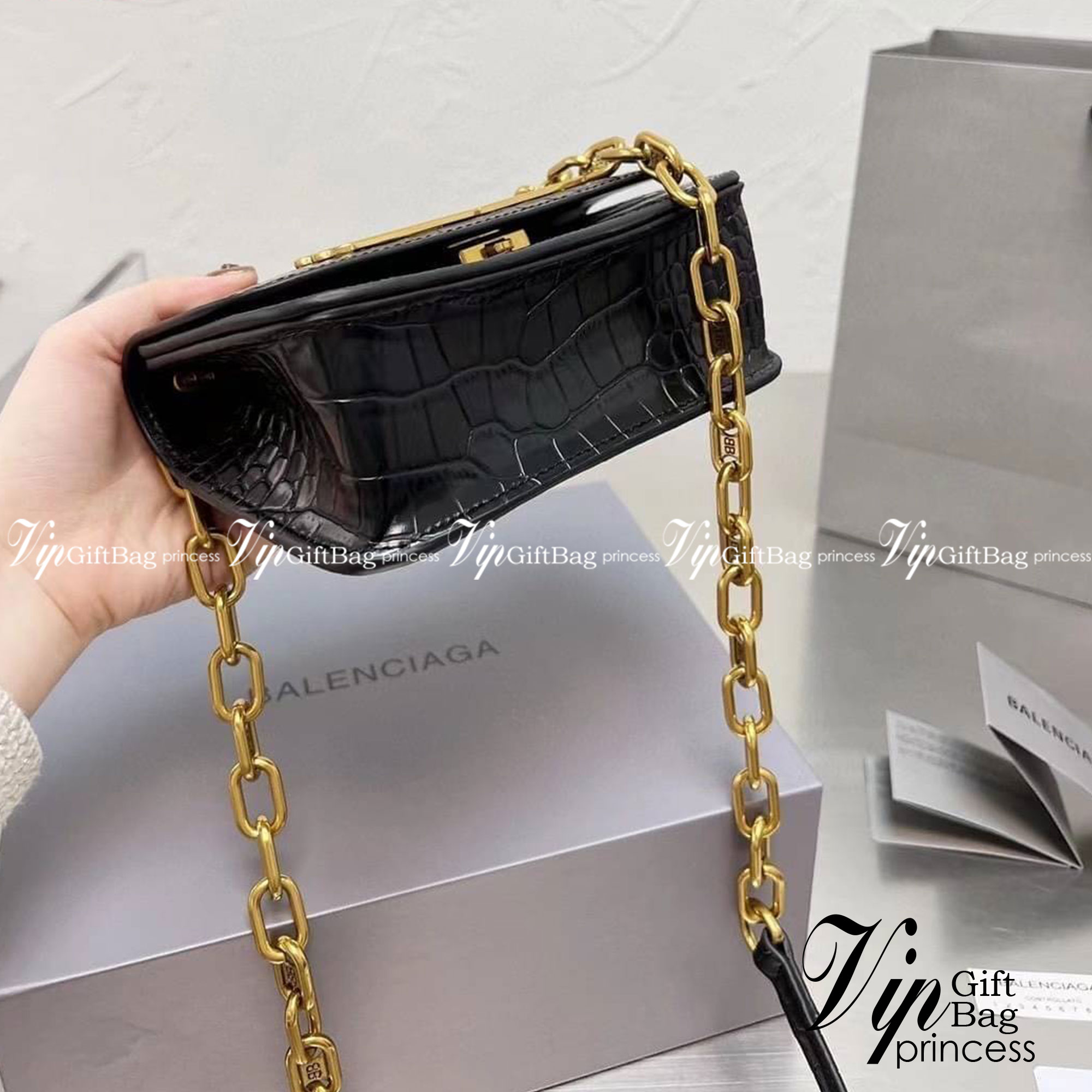 BALENCIAGA BB Logo Crocodile Embossed Leather Wallet on Chain กระเป๋าสะพายขนาดมินิน่ารัก หนังสวยลาย Croc พร้อมสายสะพายโซ่ปั้มแบรนด์ BB สวยหรูมากค่ะ เป็นดีไซน์ที่สามารถใช้ได้นาน ๆ เข้าได้กับทุกลุคอีกด้วยนะ