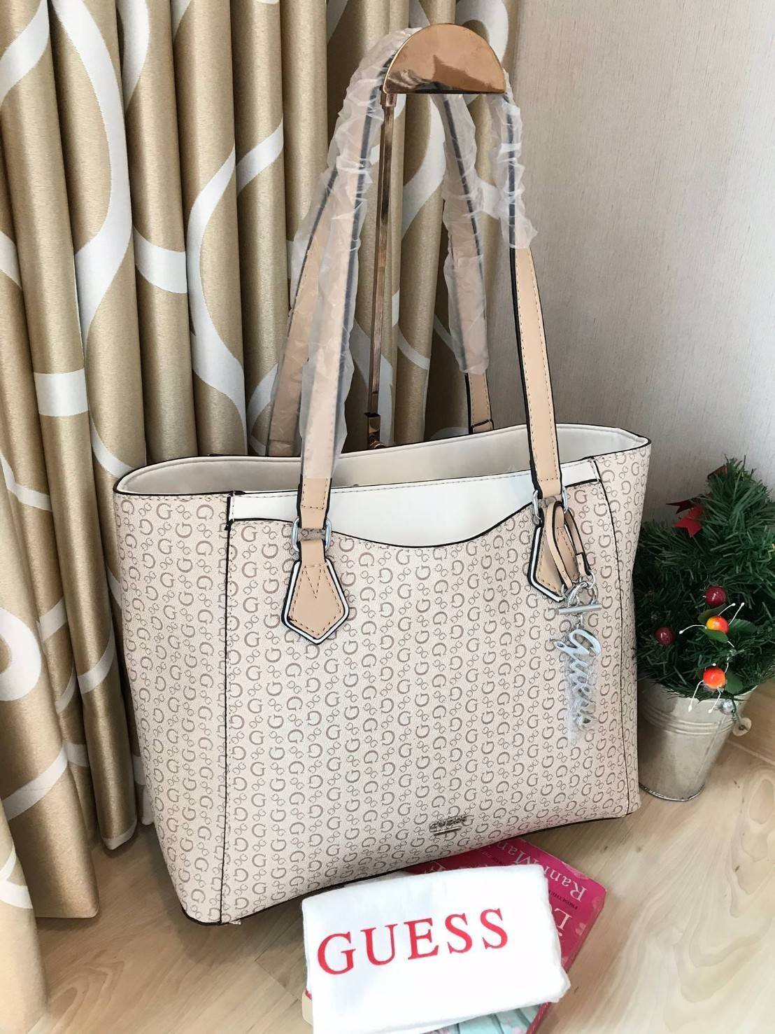 GUESS Factory Women's Diem Logo-Print Tote กระเป๋าถือหรือสะพายไหล่ ใบใหญ่ pu. เนื้อดี ลายแบรนด์ รอบใบ พร้อมพวงกุญแบรนด์ ภายในแบ่งช่องเป็นสัดส่วน จุได้เยอะ ใส่ A4 ได้ หูหิ้วสะพ่ยไหล่ได้ค่ะ