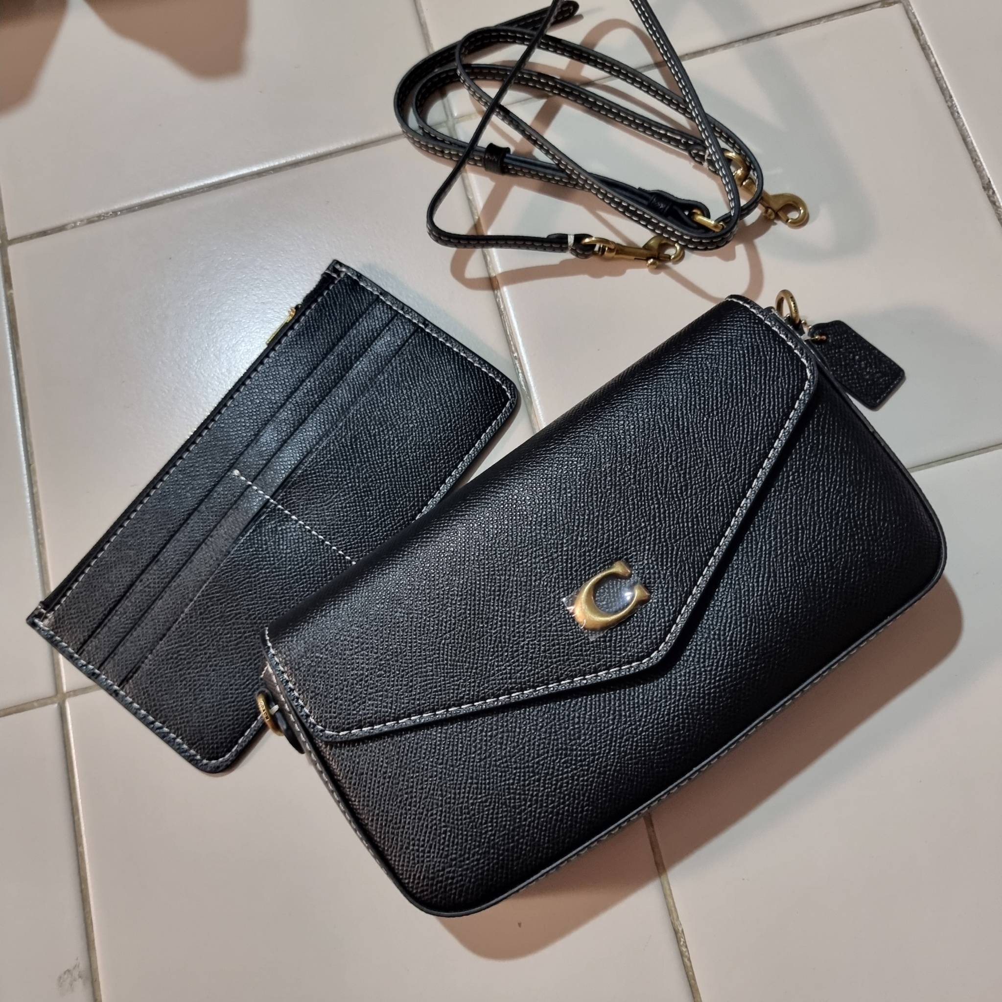 COACH C8439 WYNN CROSSBODY ใหม่ล่าสุด พร้อมเสิร์ฟความหรู ดูดีแบบน้อยแต่มาก กระเป๋าสะพายครอสบอดี้ ที่ซ่อนดีเทลดีงาม มีช่องเสียบบัตรแยกใช้ได้ หรือจะใส่ไว้ในกระเป๋า เพื่อแบ่งสัดส่วนให้ดูน่าใช้ วัสดุหนังวัวลายเกรน เส้นคมสวย เปิด-ปิดด้วยกระดุมแม่เหล็ก สะดวกใช้