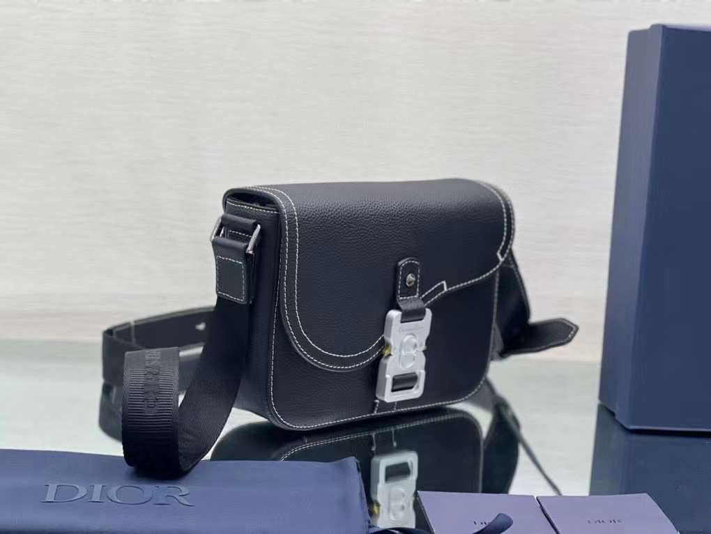 Dior Saddle Messenger Bag / Dior messenger bag Technical and Grained Calfskin เกรดเทพออริจินอล หนังแท้ ภาพถ่ายจากสินค้าจริง ใช้งานต่างประเทศได้