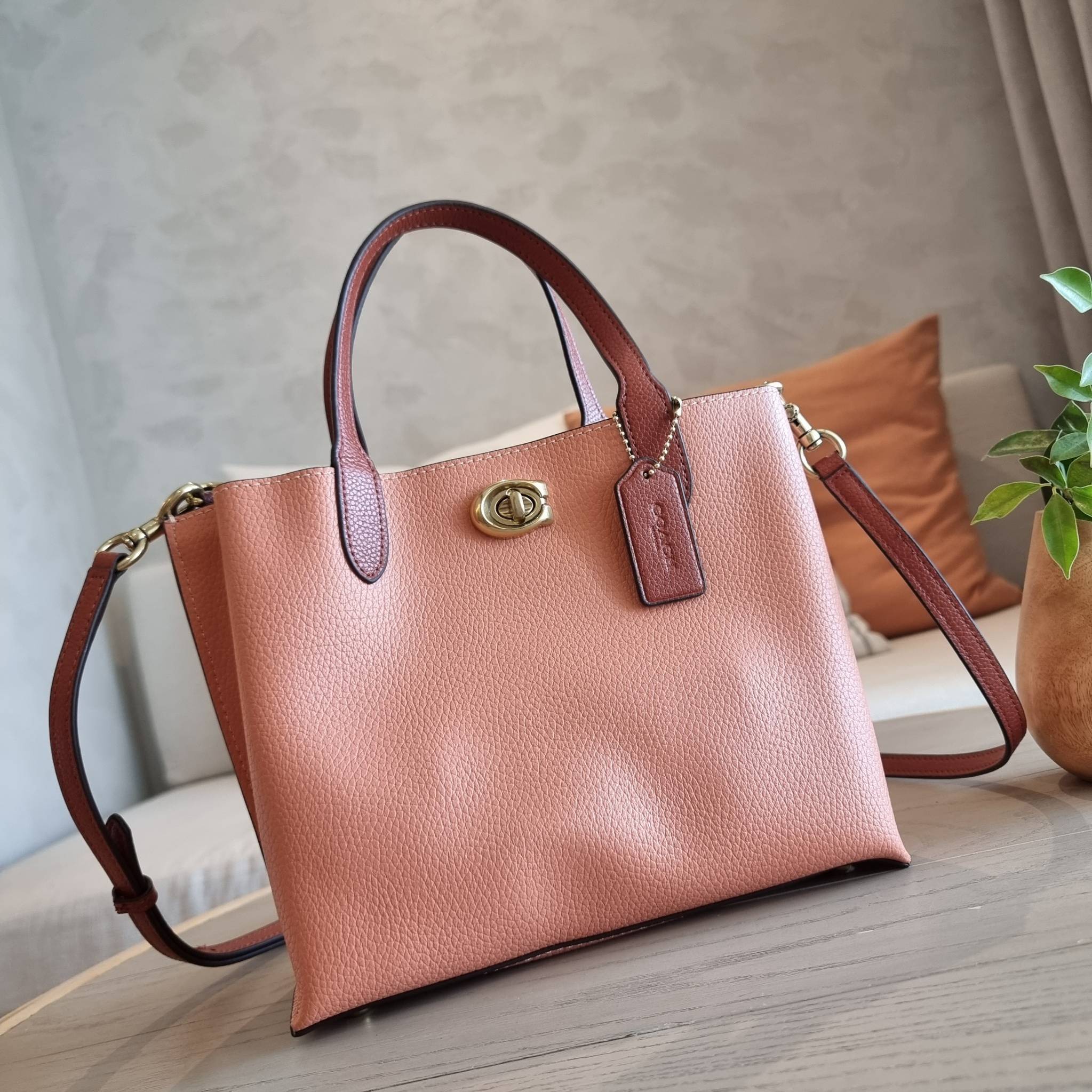 COACH C8561 C8869 WILLOW TOTE 24 IN COLOR BLOCK น้องสาวลุคลูกคุณมาแล้วจ้า กระเป๋าถือ/สะพาย ดีไซน์คัลเลอร์บล็อค ลงตัว เรียบหรู ใบจริงคือผู้ดี๊ผู้ดี ใช่ได้ทุกๆโอกาส วัสดุหนัง pepble อยู่ทรง เปิดปิดด้วยตัวบิดล็อค และอีกฝั่งเป็นกระดุมแม่เหล็ก ภายในโล่งกว้าง ใ