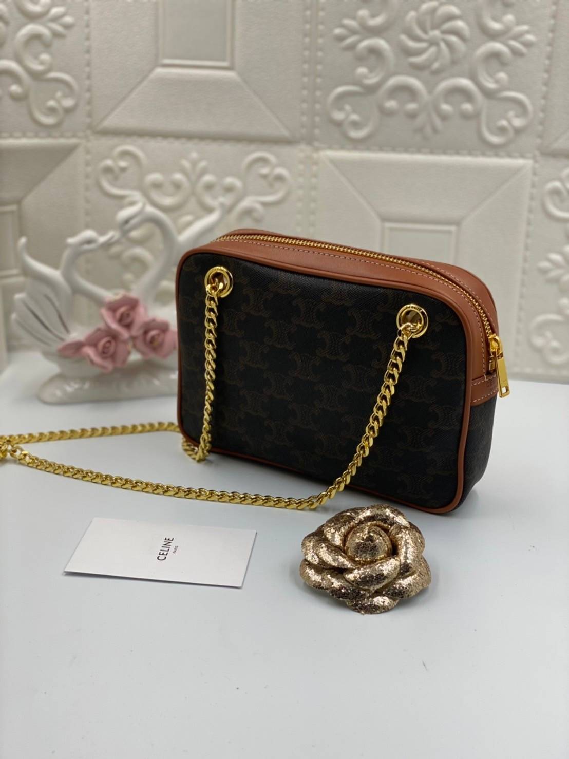 VIP GIFT 】หนังแท้ CELINE SMALL PATAPANS IN TRIOMPHE CANVAS AND CALFSKIN ดีไซน์สวยหรูฮิตสุดในเกาหลี! หนังสวยอยู่ทรง เปิดปิดด้วยซิปแบรนด์สีทอง ภายในโล่งกว้างและจุสามารถใส่มือถือ กระเป๋าสตางค์ ของใช้ได้เยอะ สายสะพายโซ่อะไหล่ทองหรูเลื่อนได้จะใช้สายคู่สะพายไหบ