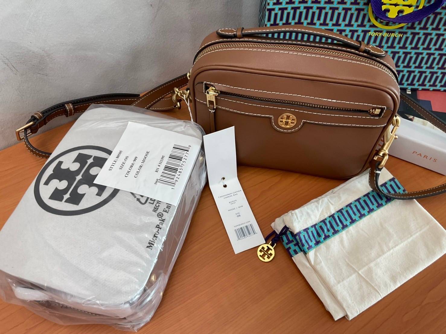 TORY BURCH T MONOGRAM JACQUARD CAMERA BAG กระเป๋าสะพาย Crossbody วัสดุหนังวัวแท้ การออกแบบเรียบง่าย ยังคงความหรูหราเอาไว้ โดดเด่นด้วยลวดลาย T Monogram มาพร้อมสายสะพายยาวแบบสปอร์ต ถอดออกได้ สายปรับระดับได้ ตอบสนองการใช้งานได้ดี มีหูหิ้วด้านบนสามารถใช้งานได