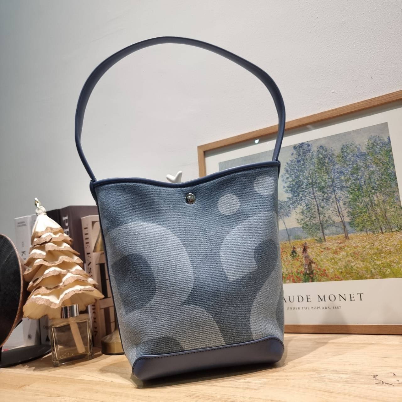 Rally movement the bag denim เป็นไอเท็มที่ฮอตสุดๆแห่งปีจริงๆ กับกระเป๋าทรงบัคเก็ต ที่ดีไซน์ออกมาคลาสสิคและใช้งานง่ายจริงๆ