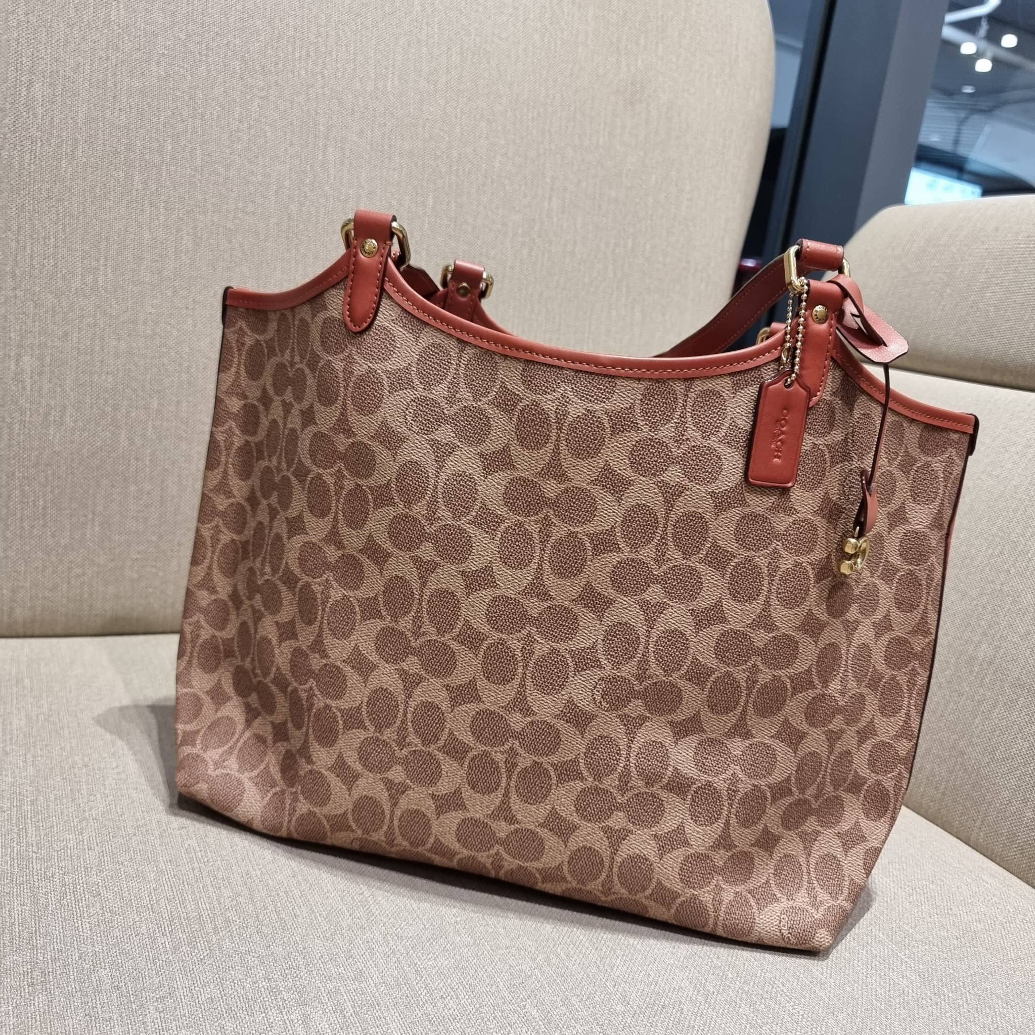 COACH C6336 DAY TOTE IN SIGNATURE CANVAS ใหม่ล่าสุด กับกระเป๋าทรงโท้ทใบใหญ่ สวยสะกดสายตา ด้วยดีไซน์ที่ดูเรียบง่าย แต่แฝงไปด้วยดีเทลเล็กๆ ที่เสริมให้ไอเท็มนี้ดูแพง พิเศษ กระเป๋าลูกใบเล็กอีกหนึ่งใบ พกติดกับกระเป๋า หรือจะเอาไปแยกใช้ก็ได้ วัสดุหนังแคนวาส สลับ