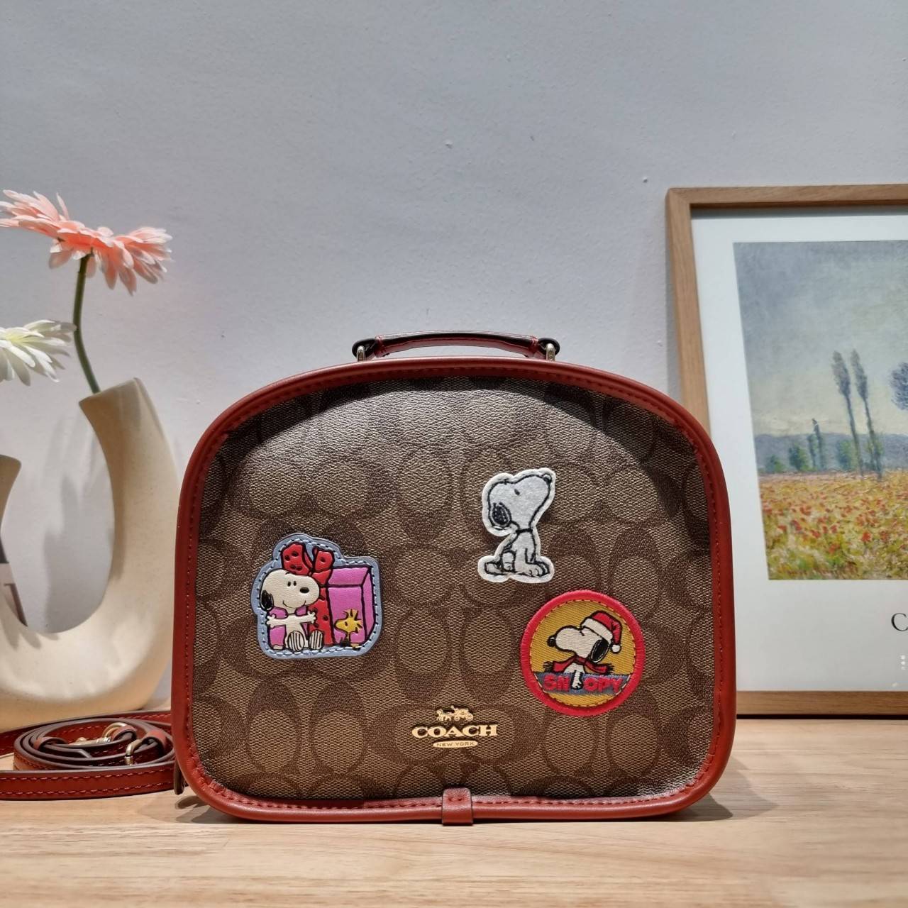 CE847 COACH x PEANUTS LUNCH PAIL IN SIGNATURE CANVAS WITH PATCHES คอลเลคชั่นใหม่ น่ารักน่าใช้ กับกระเป๋าสะพายสวยอยู่ทรง ดีไซน์ตกแต่งแพทช์ลวดลายการ์ตูนยอดฮิต