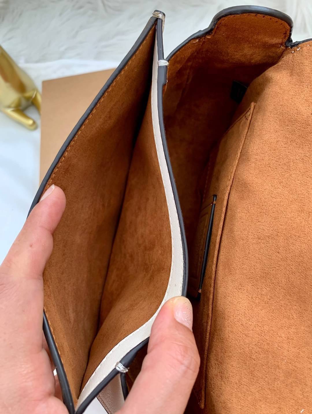 COACH GEORGIE SADDLE BAG ((C3241//C2806//C3593)) 📣มาเพิ่มแล้ว สำหรับสีที่สาวๆรอคอย! กระเป๋าสะพายแบบครอสบอดี้ร์ หนังแท้อย่างดี สวยมากๆค่ะ ด้านหน้ามีอะไหล่โลโก้แบรนด์หรู+ความคลาสสิคเข้ามา เปิดปิดกระเป๋าแบบกระดุมแม่เหล็กภายในมีช่องตอนหน้า และช่องหลัก