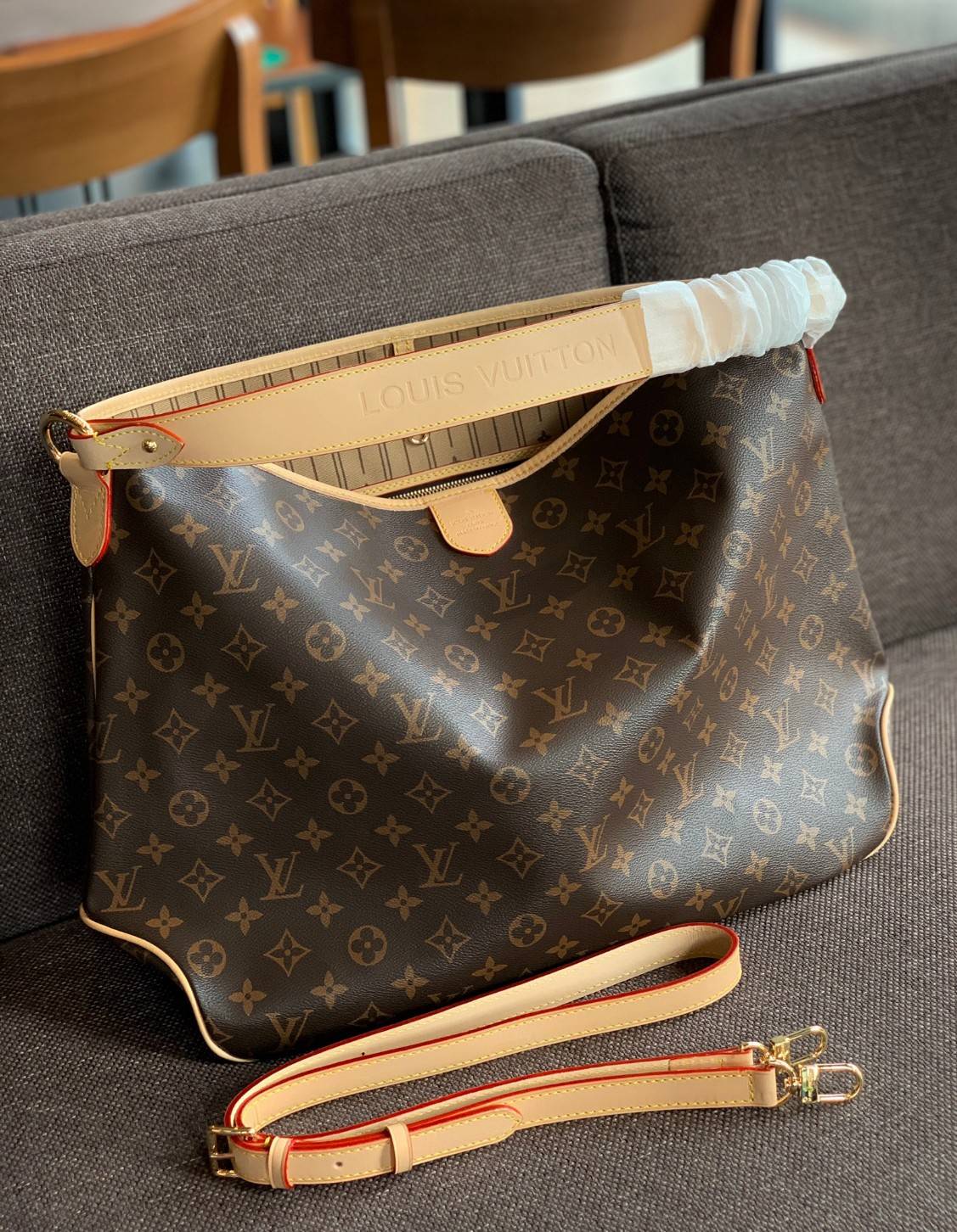 Large: ชอบๆใบใหญ่ ใส่ได้เยอะจริงๆค่าา!! LOUIS VUITTON MONOGRAM DELIGHTFUL ((PREMIUM GIFT LV)) พร้อมส่งค่ะสาวๆ กระเป๋าทรงสูง ใบใหญ่ หนังแกะสังเคราห์ นิ่มสวย ขอบหนังขัดสีธรรมชาติ หูหิ้วปั้มโลโก้LV สวย ปากกระเป๋ามีตัวคล้องให้นะคะ; ภายในกว้างมากๆสำหรับรุ่นนี้