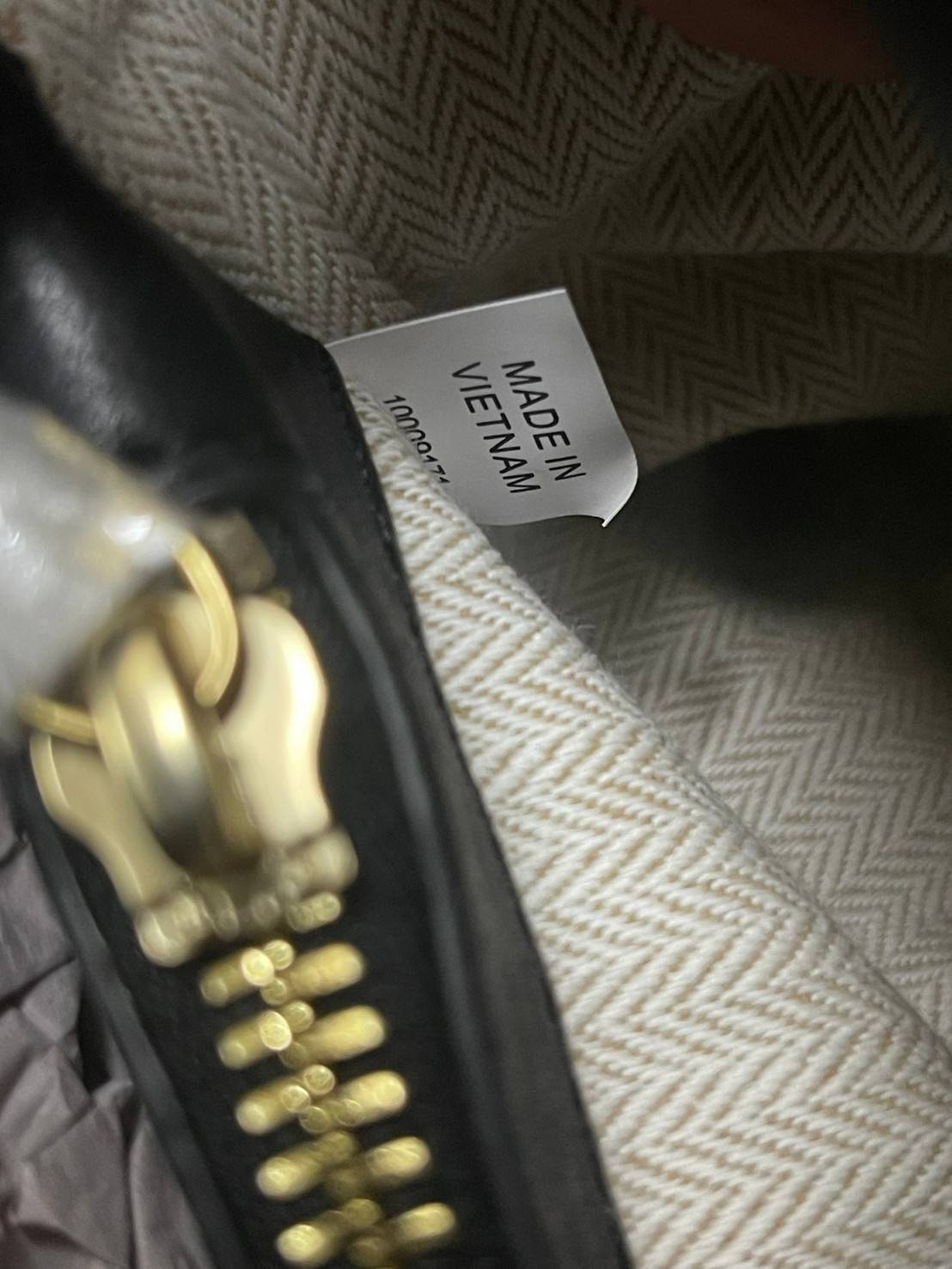 Large : Tory Burch Kira Chevron Quilted Convertible Leather Crossbody Bag เป็นกระเป๋าที่ใช้ในการออกงานสำคัญหรือวันที่มีปาร์ตี้สังสรรค์ คุณควรเลือกใช้กระเป๋าที่มีดีไซน์สะดุดตา เพราะจะช่วยยกระดับและเพิ่มเสน่ห์ให้กับตัวคุณเองมากยิ่งขึ้น หากเป็นงานทางการ เช่น