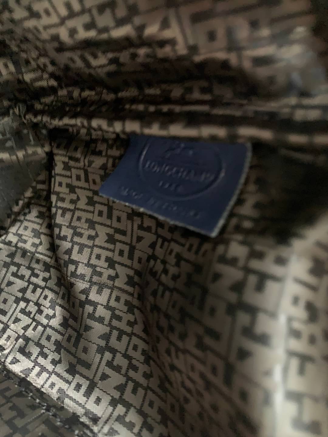 Longchamp LE PLIAGE CUIR TOP HANDLE BAG S เรียกว่าเป็นกระเป๋าอีกหนึ่งรุ่นที่ไม่ว่ายังไงก็ฮอตฮิตและติดเทรนด์ตลอดไม่เคยเปลี่ยนกับ ทรง Le Pliage Cuir หนึ่งในตระกูลกระเป๋าสุดไอคอนิกจากแบรนด์ เมื่อรุ่น Le Pliage Cuir ในรูปแบบของหนังแกะ Metis ได้ถือกำเนิดขึ้นใน