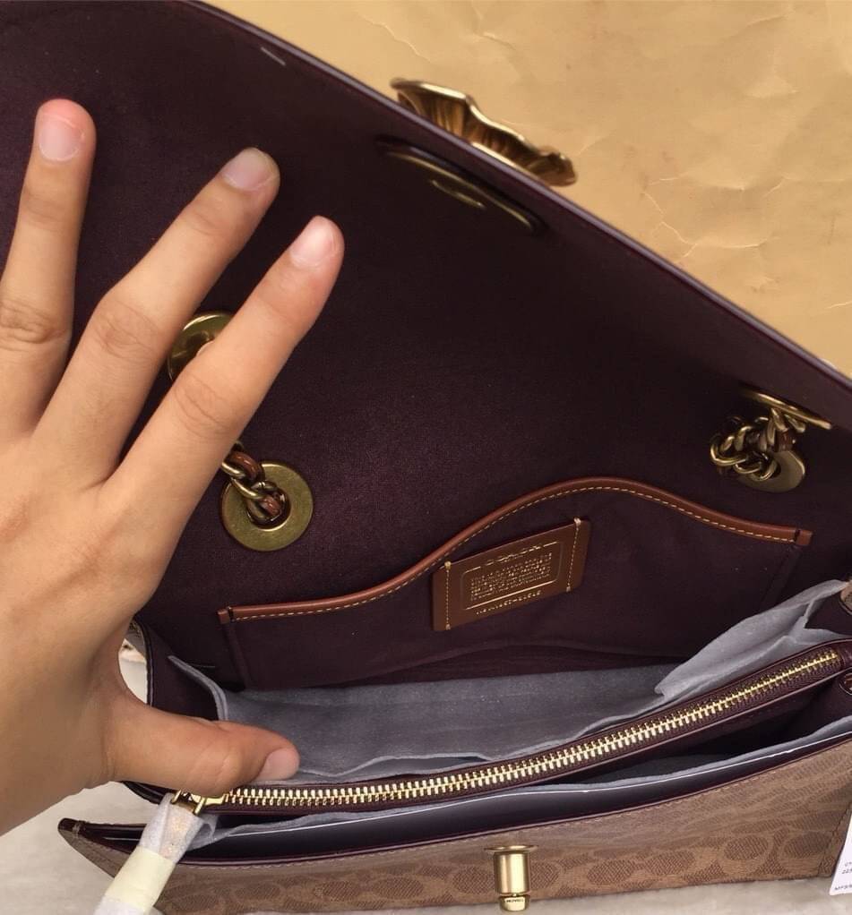 COACH 30585 PARKER IN SIGNATURE CANVAS With Tea Rose สินค้าใหม่ทรงน่ารัก ใช้แล้วดูแพงมากกก มีช่องใส่ขนาดกว้าง ใส่ของได้จำนวนมาก สามารถสะพายข้างแบบโซ่คู่ แบบคุณนาย หรือสะพายเป็น crossbody โดดเด่นด้วยลายsignature coach ใครยังไม่มีห้ามพลาดดดเลยนะ ของสวยจริง