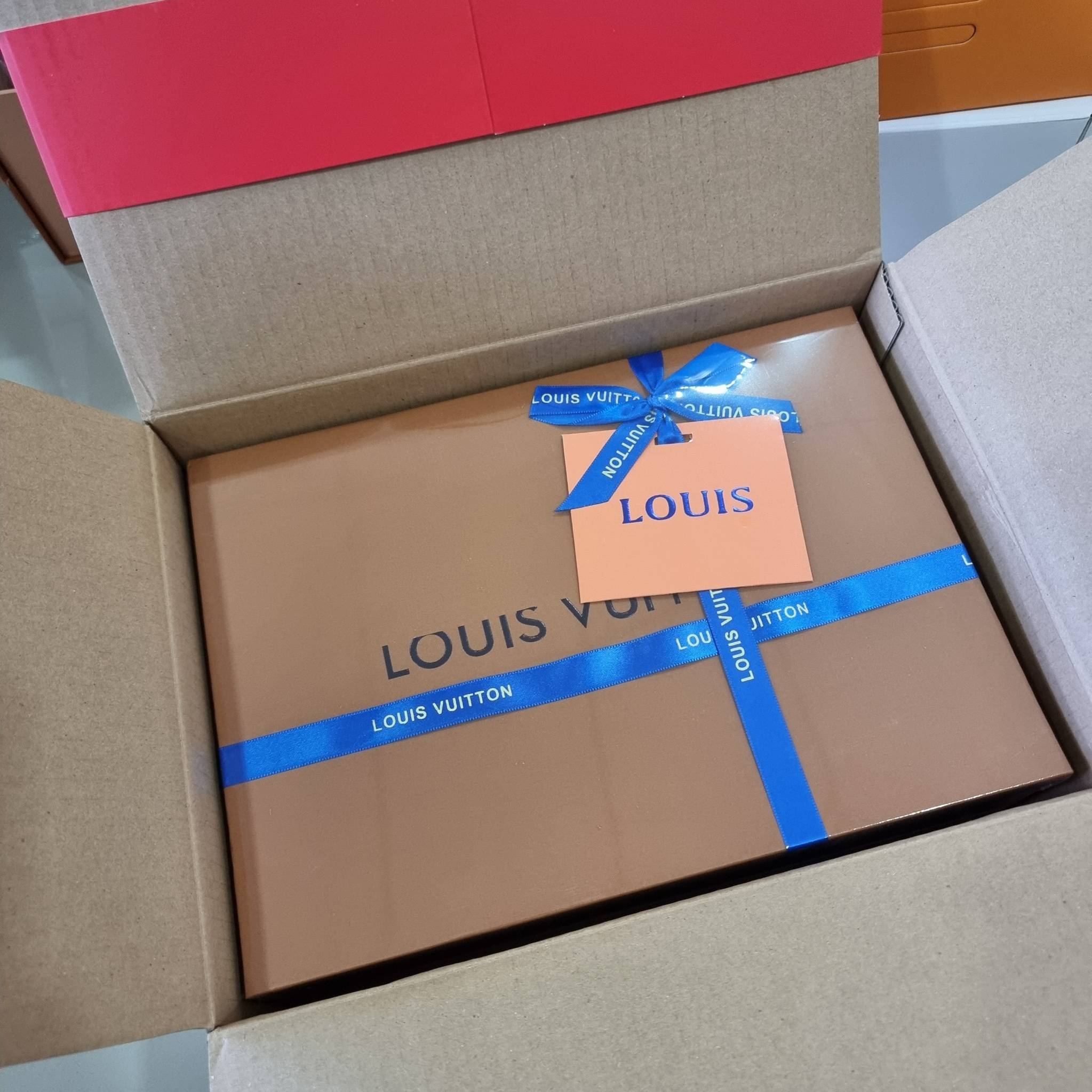 LV CHRISTOPHER กระเป๋าสะพายรูปทรงสปอร์ตสุดชิค LV crossbody wallet bag ใหม่ล่าสุด ได้ชิคๆเท่ๆก่อนใคร ไม่ต้องรอพรีฯ กับกระเป๋าสะพายข้างสำหรับหนุ่มๆ งานหรู ราคาดี วัสดุหนังแคนวาสคุณภาพดี ดีไซน์กะทัดรัด คล่องตัวแบบทูอินวันไปเลย เพราะใช้แทนกระเป๋าสตางค์ก็ได้ ส