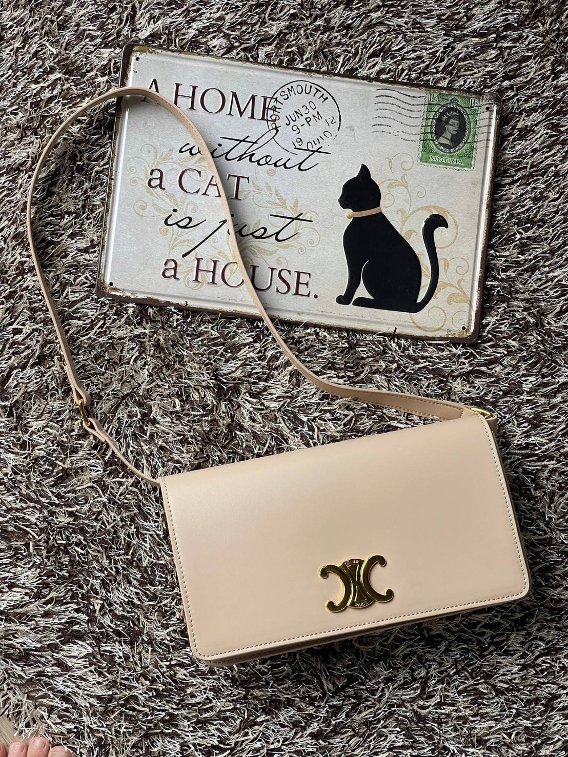 CELINE TRAPEZE TRIOMPHE BAG ดีไซน์เรียบหรู Timeless โดดเด่นมีเอกลักษณ์ ใช้ได้หลายโอกาส แมทช์กับการแต่งตัวง่าย จึงครองใจสาว ๆ ได้ไม่ยาก โดยเป็นกระเป๋าสะพายไหล่ที่อัดแน่นด้วยกลิ่นอายความคลาสสิกและหรูหราตามแบบฉบับของ Celine ด้านหน้าตกแต่งด้วยโลโก้สีทองโดดเด่