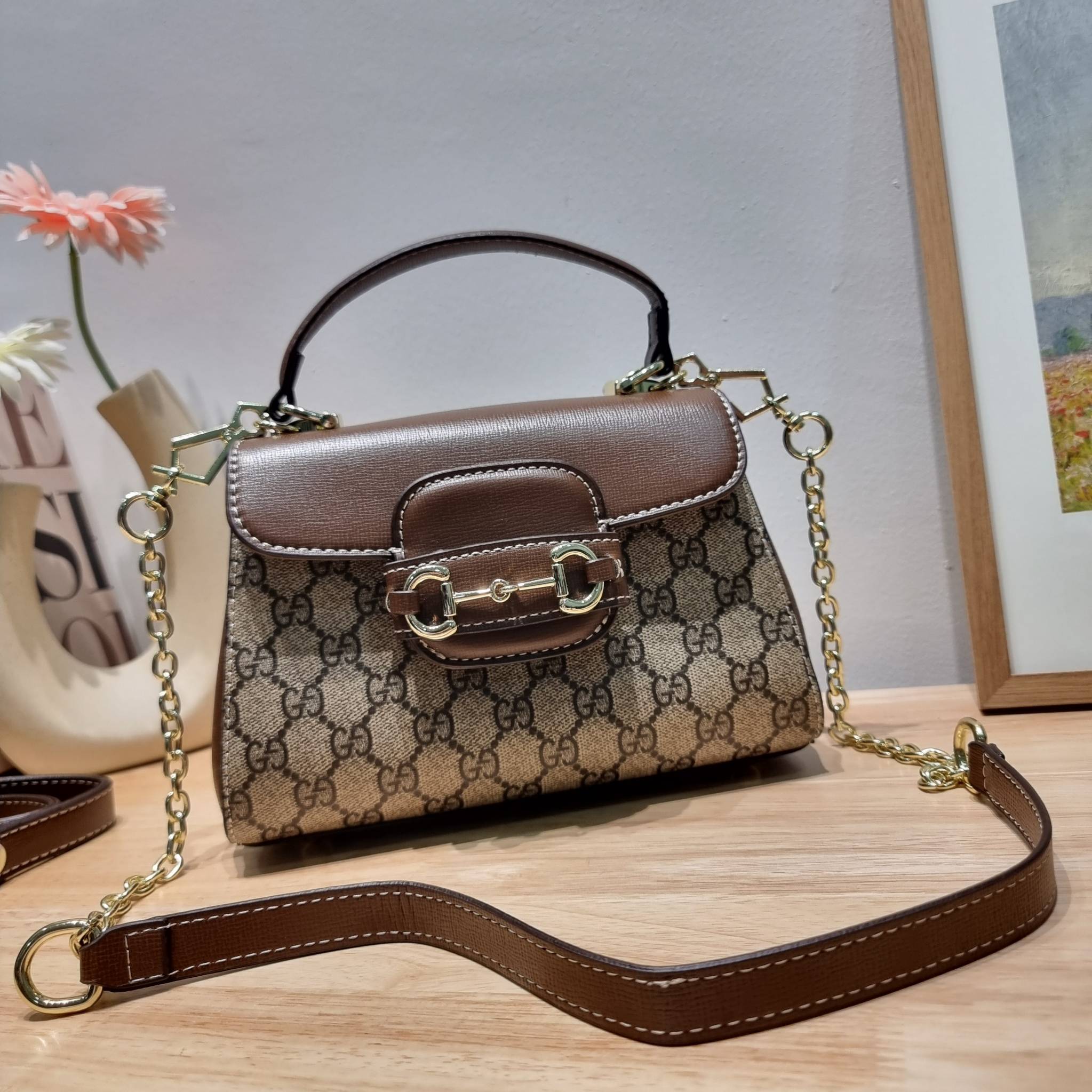 Gucci Horsebit 1955 mini bag / GG VINTAGE CROSSBODY BAG ใหม่จากพรีเมี่ยมกิ๊ฟสุดคุ้ม กระเป๋าสะพายข้าง สวยย้อนยุค ดีไซน์วินเทจแฝงความหรู วัสดุหนังแคนวาส เปิด-ปิดด้วยกระดุมแม่เหล็ก ภายในโล่งกว้าง แบ่งสัดส่วนไว้อย่างดี สายสะพายมีให้ 2 ถึงแบบ สลับใช้ได้ไม่มีเบ