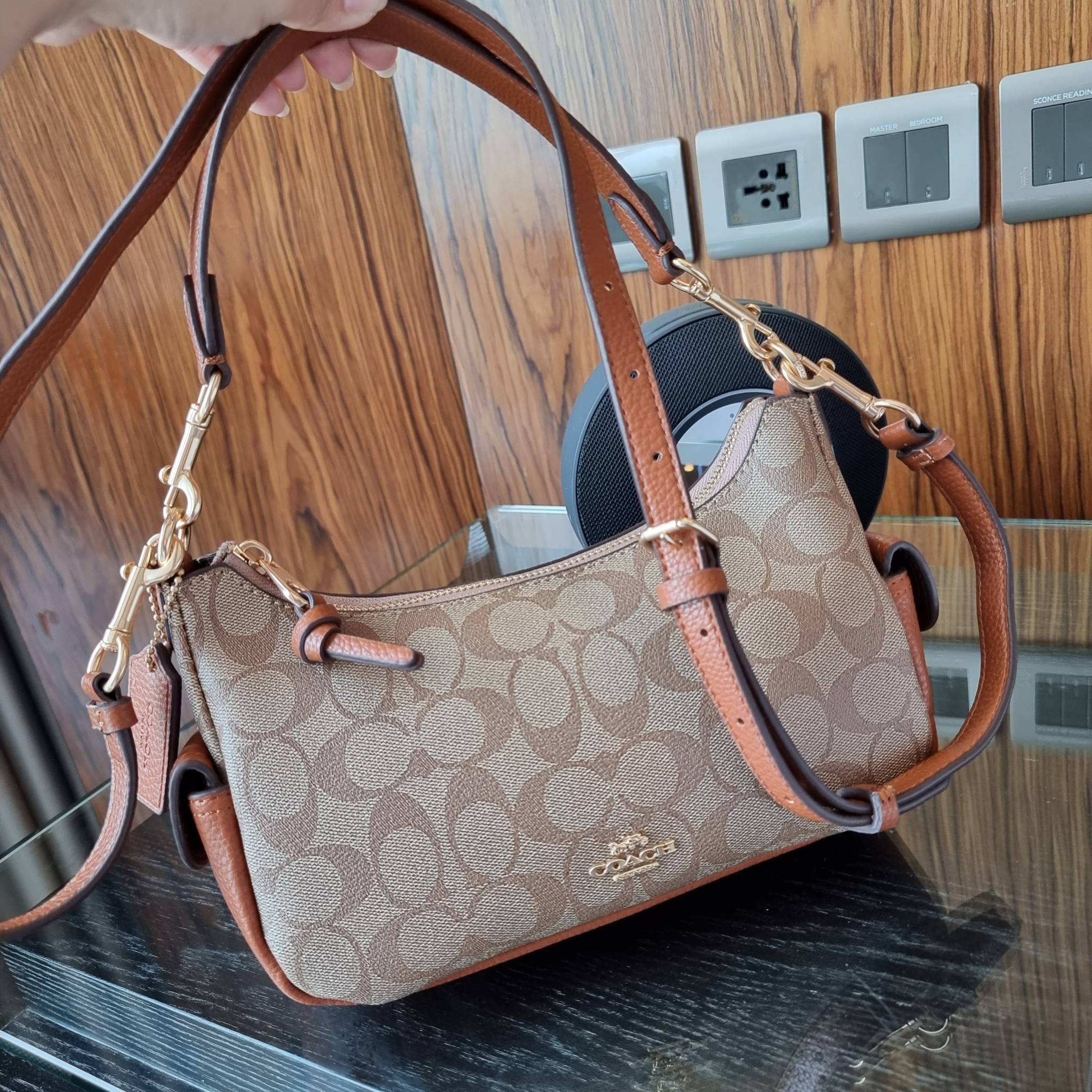 COACH C7223 PENNY SHOULDER BAG 25 IN SIGNATURE CANVAS คอลเลคชั่นเพนนีสุดคิ้วท์ ในรูปแบบของกระเป๋าสะพายไหล่กึ่งทรงพอช พร้อมเสิร์ฟความสวยถึงบ้านไปเลย!! ด้วยดีไซน์คลาสสิคย้อนยุค ที่แอบแฝงความเรียบหรู มาพร้อมสายสะพาย 2 เส้น เป็นสายคล้องมือและสายสะพายครอสบอดี้