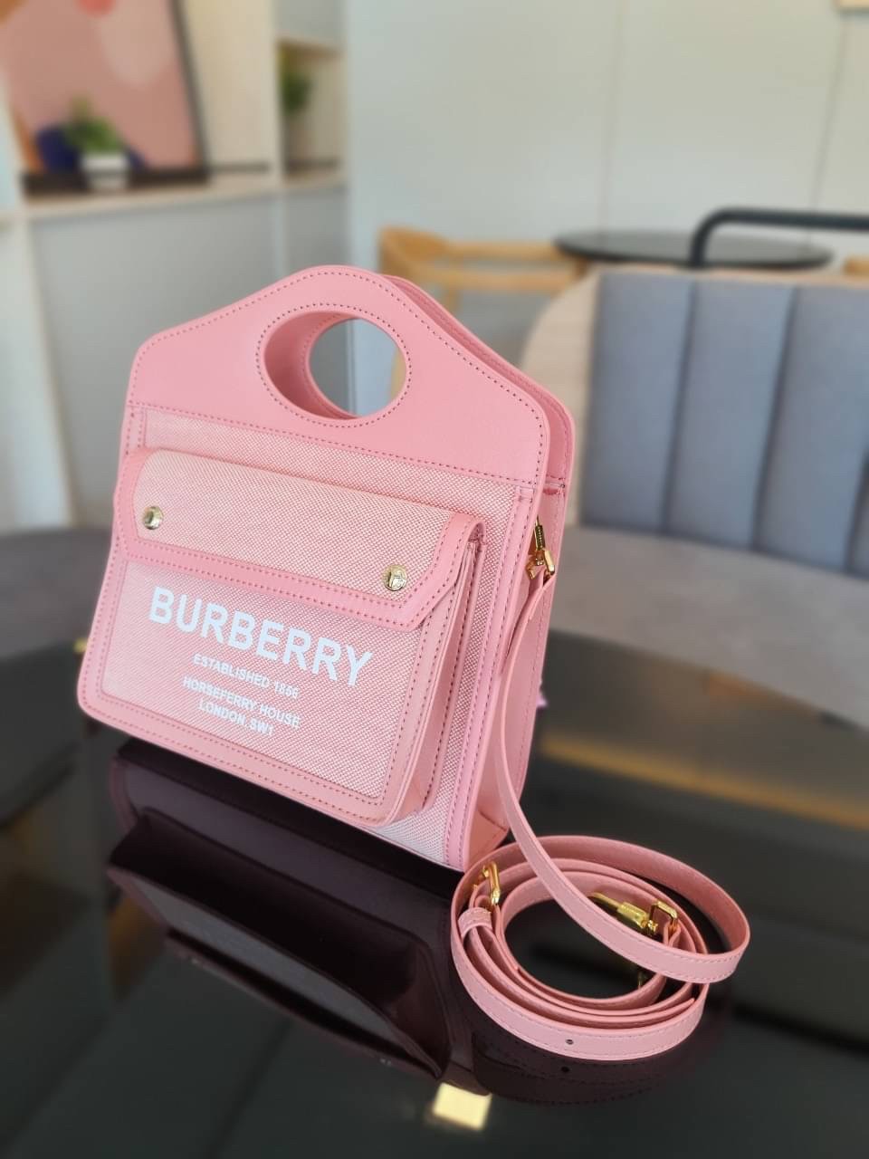 BURBERRY Mini Pocket Bag in Bright Red/dusky Pink / BURBERRY FRAGRANCES MINI TOTE BAG ตัวกระเป๋าเป็นผ้าตัดหนัง Lambskin นิ่มสวยหรูดูดี สีสันพาสเทล **น่ารักมากๆ มีช่องกระเป๋าหน้าเล็กให้1ช่อง ภายในช่องหลักโล่งกว้าง