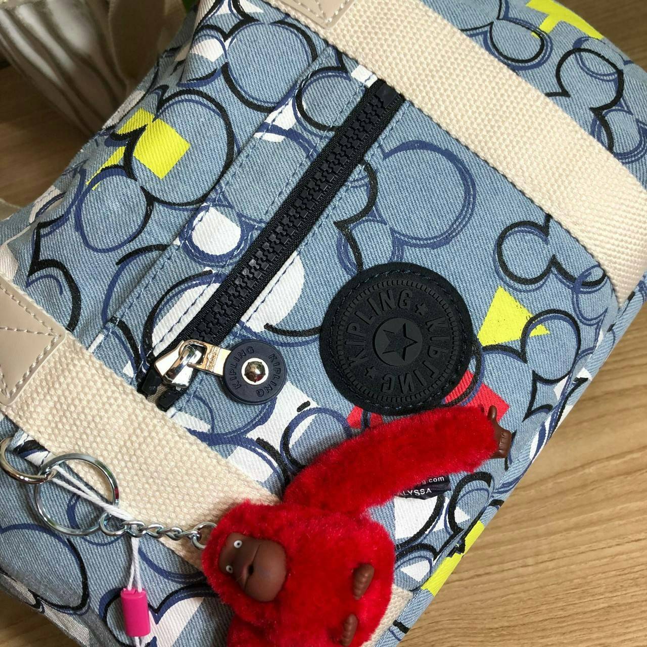 Kipling D ART MINI Collection Mickey กระเป๋าถืออเนกประสงค์ Art Mini จาก KIPLING ขนาดเล็กมีน้ำหนักเบา และช่องกระเป๋ากว้าง สะดวกในทุกการพกพาไปพร้อมคุณ มีมุมด้านข้างสามารถปรับได้ให้เข้ากับการใช้งานของคุณ โดยการรูดซิปลงเพื่อให้เป็นกระเป็นกระเป๋าสะพายดีไซน์เก๋