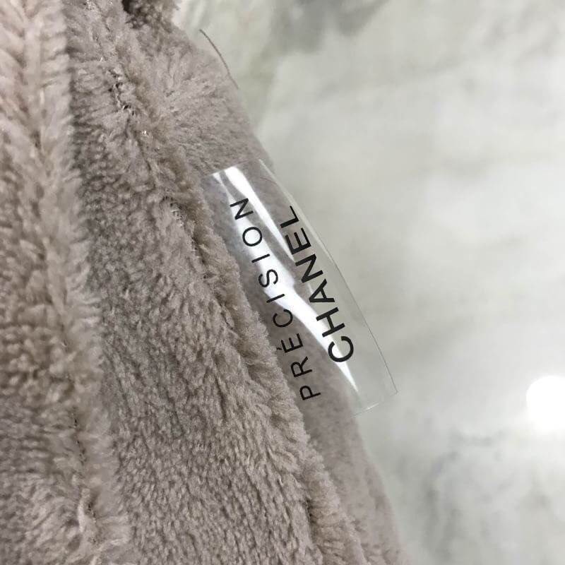 Chanel Beaute Crossbody Bag กระเป๋าถือหรือสะพายพรีเมี่ยมของเเท้จาก Chanel Cosmetic Counter VIP Gift รุ่นแนะนำวัสดุขนวูฟหนานุ่มตัดโลโก้แบรนด์หนังแก้วสวยโดดเด่น น้ำหนักเบา เปิดปิดด้วยฝาปิดกระดุมแม่เหล็ก ใบใหญ่กำลังดีใส่ ipad กระเป๋าสตางค์ใบยาว iphone เครื่อ