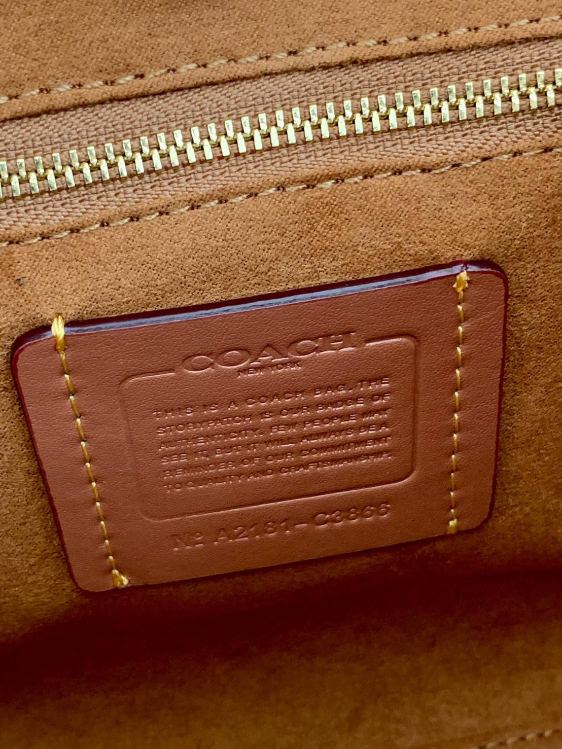 COACH FIELD TOTE 22 WITH HORSE AND CARRIAGE PRINT พร้อมส่งความสวยค่ะ! กระเป๋าทรง Tote หนังแท้อย่างดี นิ่มมือดีมากๆค่ะ ตัวกระเป๋าปริ้นลายรถม้าทั้งใบตัดขอบลายCด้านข้างได้อย่างสวยงามทีเดียว ปากกระเป๋าเปิดปิดแบบกระดุมแม่เหล็ก ภายในกว้างใส่ของจำเป็นได้ครบ มีช่