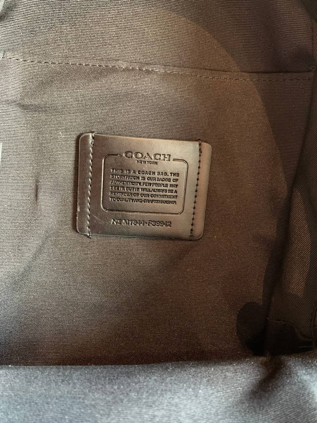 COACH CHARLES PACK IN SIGNATURE ((39942)) กระเป๋าคาดด้านหลัง//หรือคาดอกด้านหน้า ตามความชอบเลยค่ะ หนังแท้สวย ด้านหน้ามีให้หนึ่งช่องซิปใส่มือถือลงไปได้ค่ะ ช่องหลักแบบซิปคู่ ภายในโล่งลึกใส่สัมภาระจำเป็นในชีวิตประจำวันได้เยอะเลยนะคะ;มีช่องโล่งให้ใส่ของจุกจิกอ