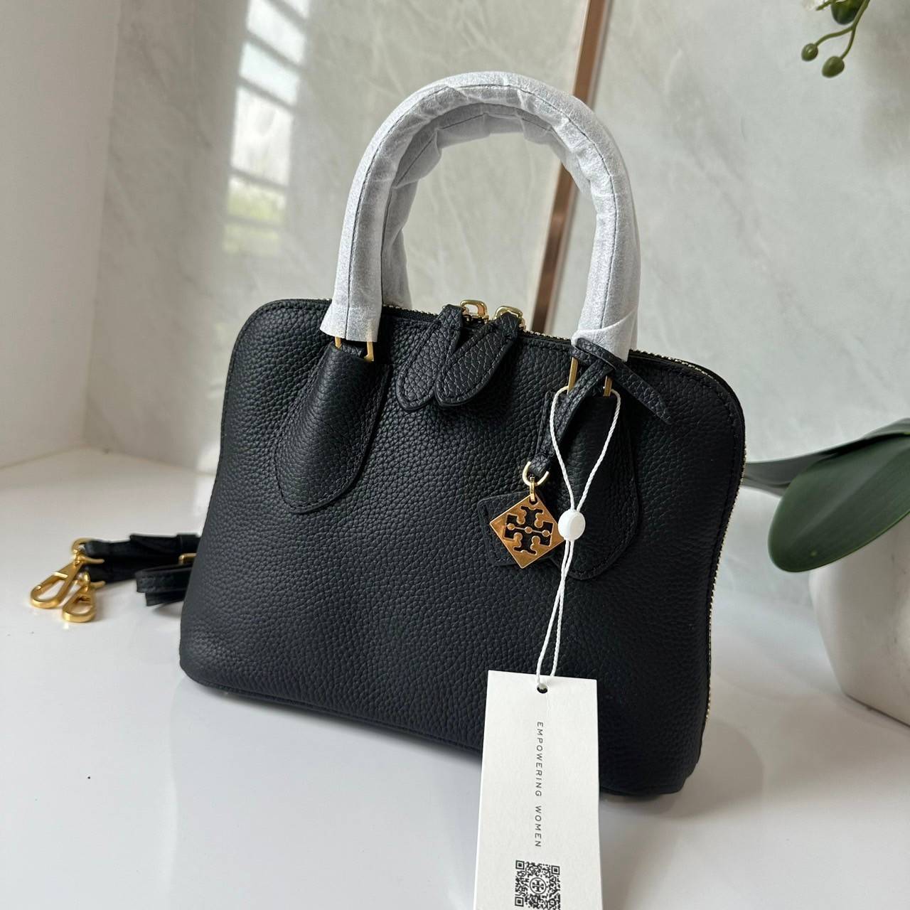 TORY BURCH MINI PEBBLED SWING BAG / Tory Mini Swing Bag in Pebbled Leather / T Monogram Jacquard Swing Bag กระเป๋าสะพาย คอลเลคชั่นใหม่ล่าสุดดีไซน์สุดคลาสสิก รูปทรงโดม