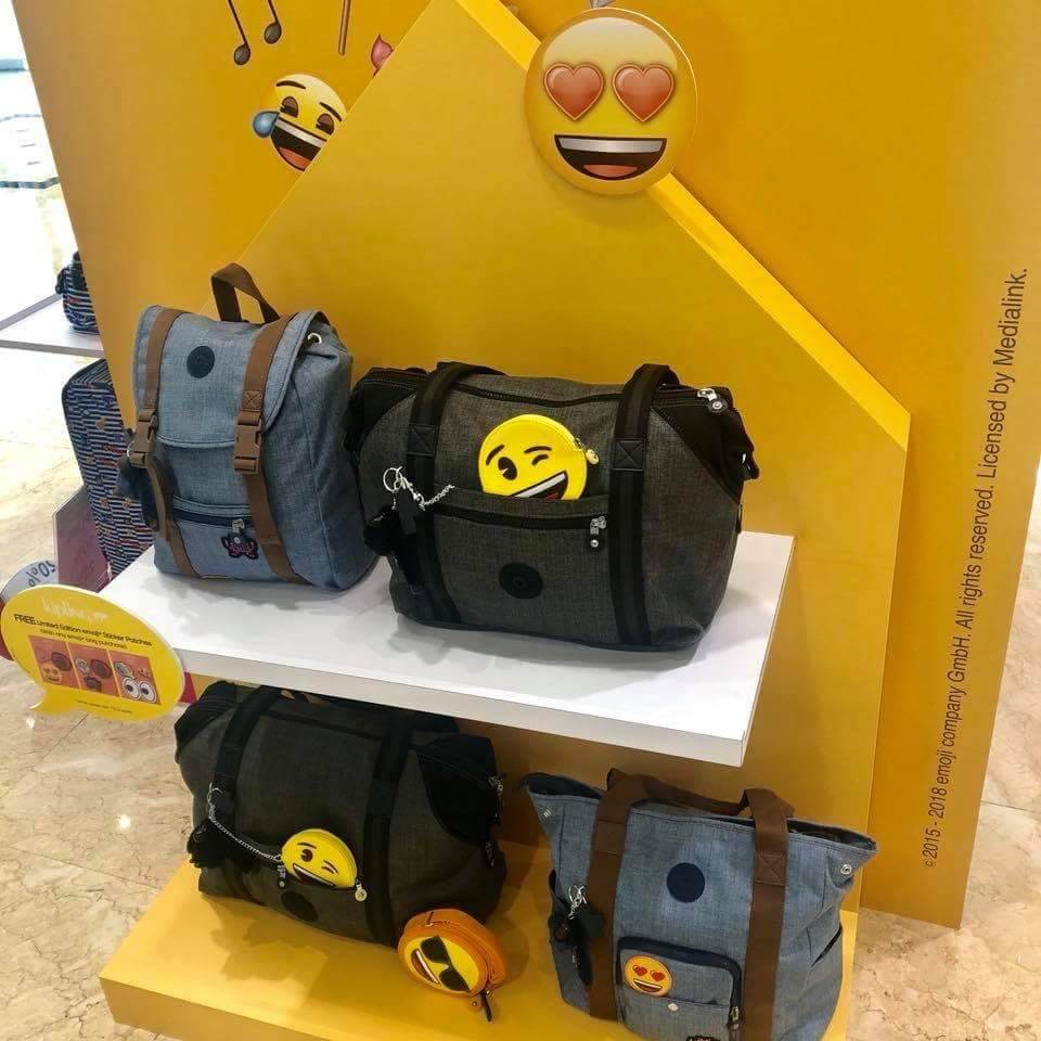 KIPLING EMOJI CITY BACKPACK New in! กระเป๋าเป้แบบฝาปิด Limited Edition คอลเลคชั่น EMOJI ชนช็อป วัสดุ Cotton+Polyester100% เปิดปิดด้วยฝาปิดแถบเข็มขัดและหูรูดด้านใน แต่ง EMOJI น่ารักสุดๆ พวงกุญเเจลิงน้อยถอดเเยกใช้ได้ มีช่องซิปด้านหน้า หัวซิปเเบรนด์ ภายในกว้