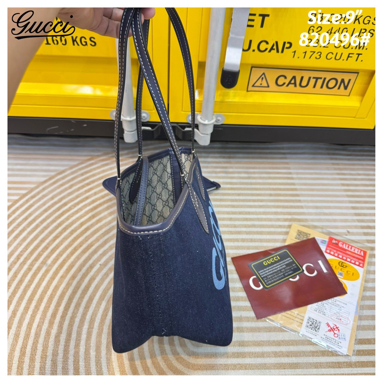 GUCCI Totissima reversible tote bag กระเป๋าสะพายทรงโท้ทเดนิม ใหม่ล่าสุด กลับด้านใช้ได้ 2 ด้านสวยเริ่ดมากๆ ด้านเดนิมสีเข้มพิมพ์ชื่อแบรนด์สวยโดดเด่น อีกด้านลายโมโนแกรมเต็มใบ ปรับใช้งานได้ไม่มีเบื่อ