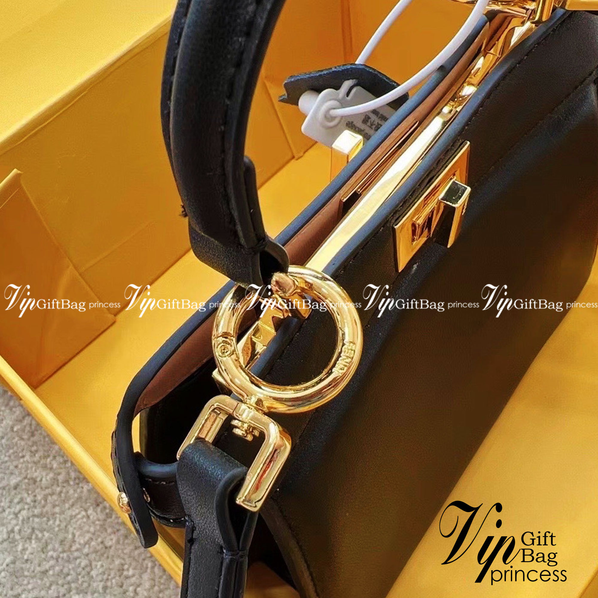 FENDI peekaboo 20cm เกระเป๋าสะพายเฟนดิ คลาสสิกตามแบบฉบับแบรนด์ สวยไฮโซมากแม่ สุดฮิตรุ่น Peekaboo ขนาดกำลังดีหนังเรียบสีพื้นมาใหม่ สวยหรูดูไฮโซ มาพร้อมสายสะพายยาวถอดออกถือได้ วัสดุคุณภาพอย่างดี ขนาดกะทัดรัดและดีไซน์ที่เรียบหรู