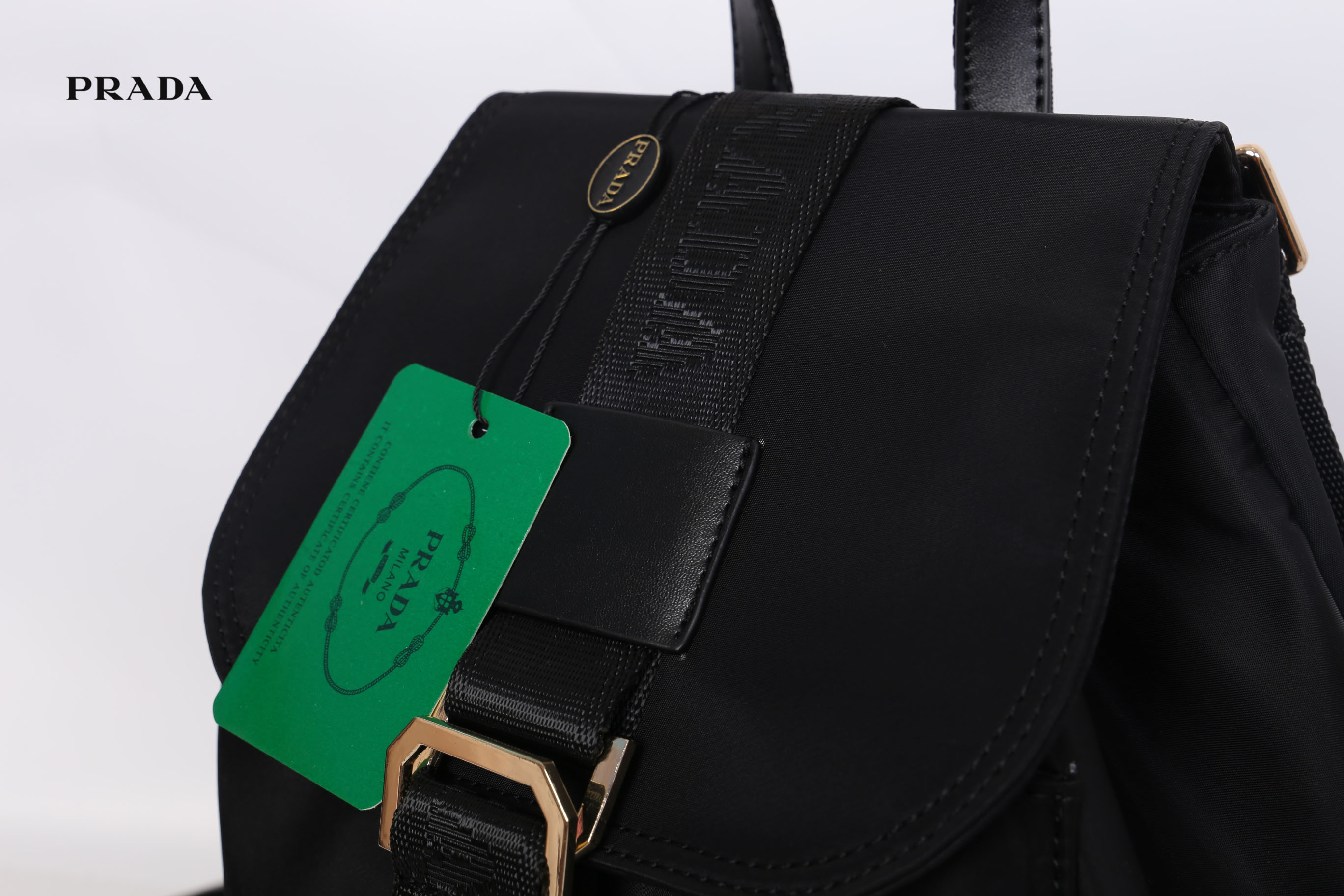 Prada Nylon Drawstring Backpack Bag สินค้า Premium gift จากเค้าเตอร์แบรนดืต่างประเทศ แท้ 100% กระเป๋าสะพายเป้ รุ่น Limited Edition VIP GIFT ทำจากวัสดุผ้า Nylon เนื้อหนา คุณภาพดี ทรงสวย ดีไซน์เกร๋ สไตล์ Prada ด้านหน้ามีช่องกว้างใส่ของจุกจิก อะไหล่ทอง สวยหร