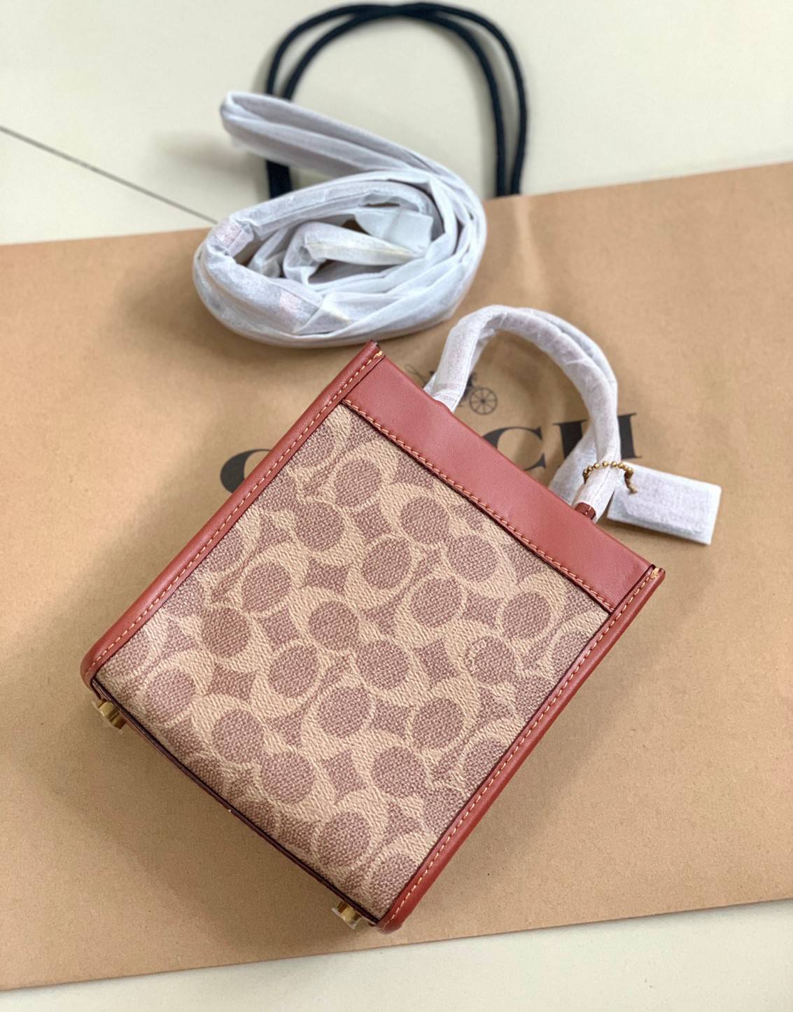 COACH MINI CASHIN TOTE ((C4828)) 💥พร้อมส่งที่ไทยรุ่นใหม่ล่าสุดค่ะ! กระเป๋าขนาดมินิ หนังแท้ หนังนิ่มสวย น่าใช้มากๆค่ะ ปากกระเป๋าแบบแม่เหล็ก ภายในสามารถใส่กระเป๋าเงินใบกลางได้;มือถือแบบตั้งได้ทุกรุ่น;ของจำเป็นจุกจิกสาวๆได้หลายอย่างนะคะ;พร้อมช่องเสีย